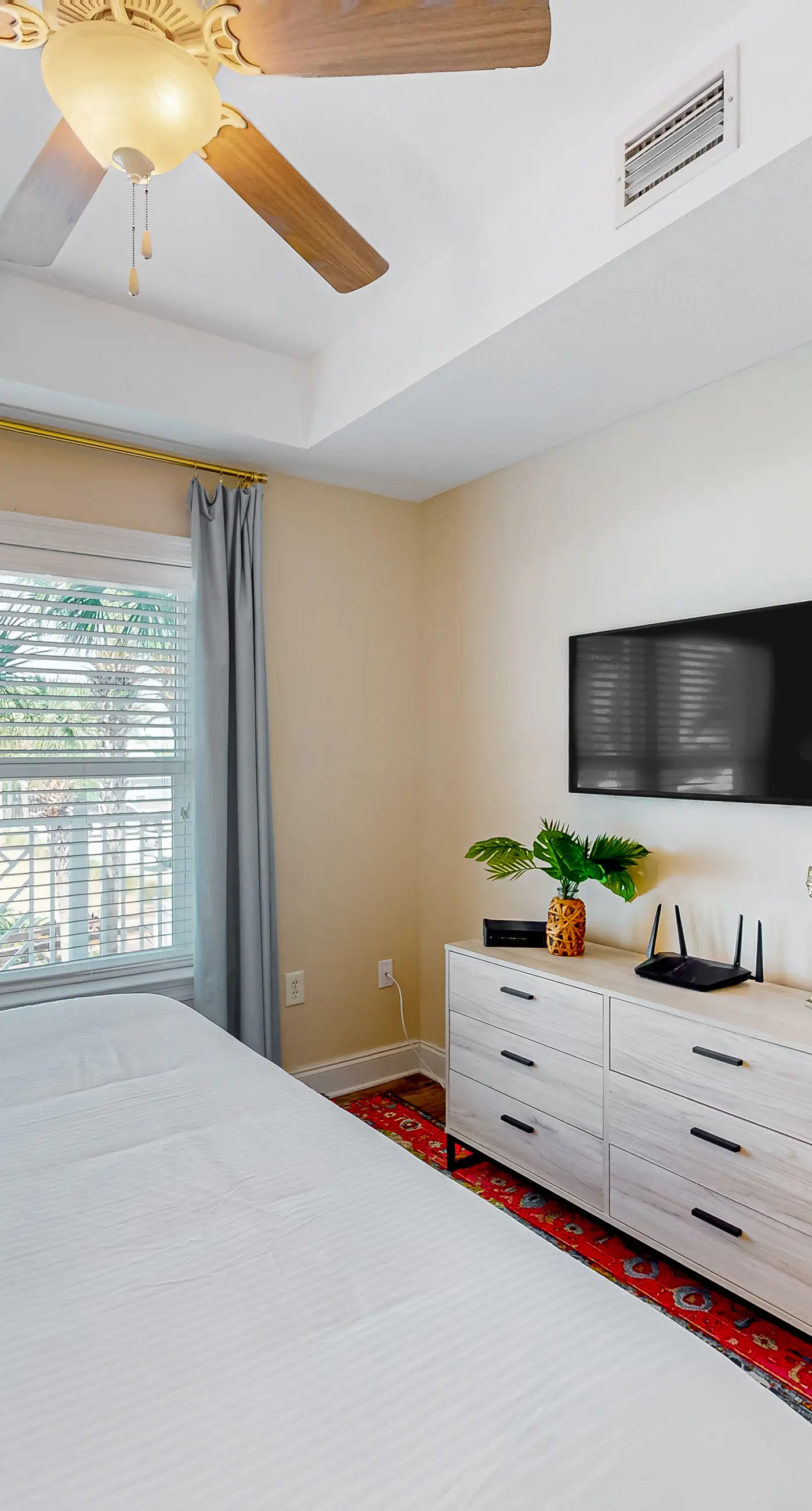 Spacious House with Shared Pool & Bay Views - Perfect for Relaxation