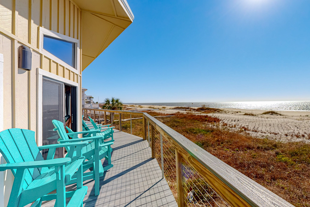 Dog-friendly gulf front home with panoramic gulf views from the sundeck