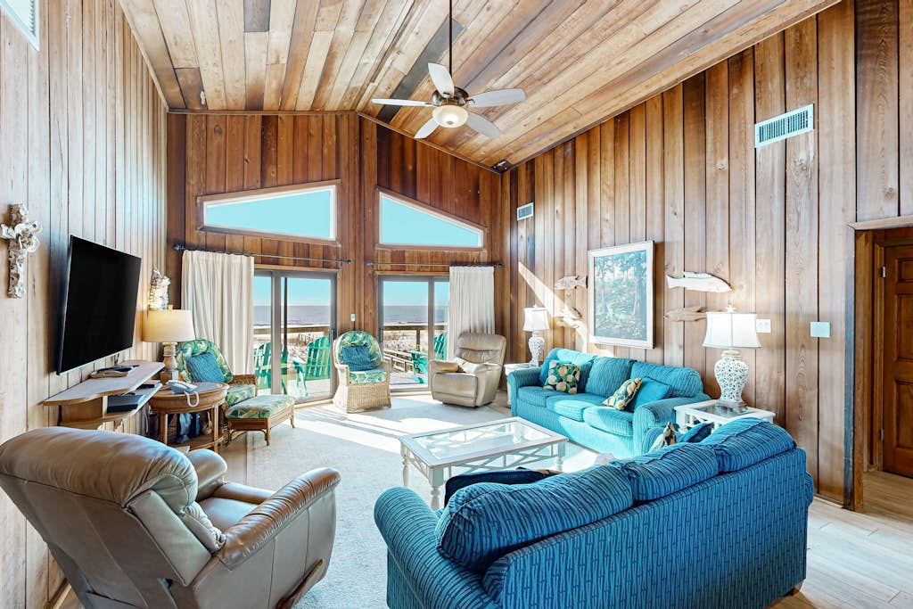 Dog-friendly gulf front home with panoramic gulf views from the sundeck