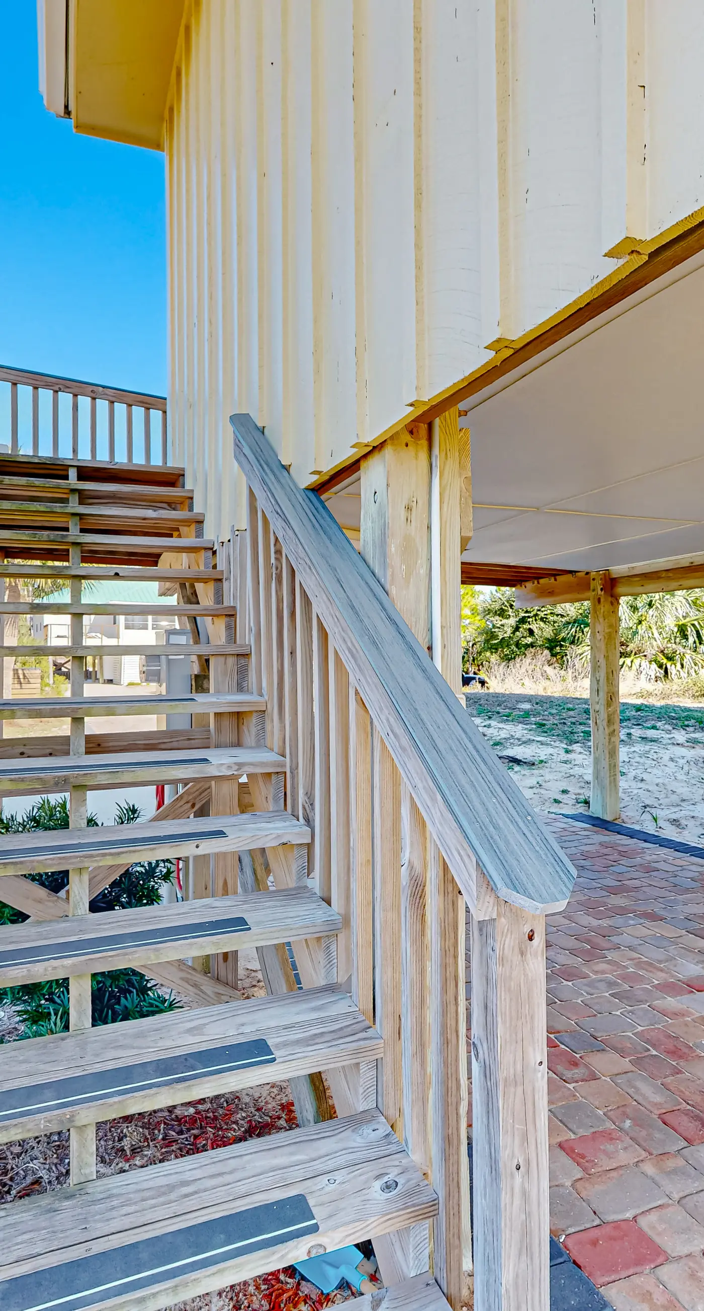 Dog-friendly gulf front home with panoramic gulf views from the sundeck