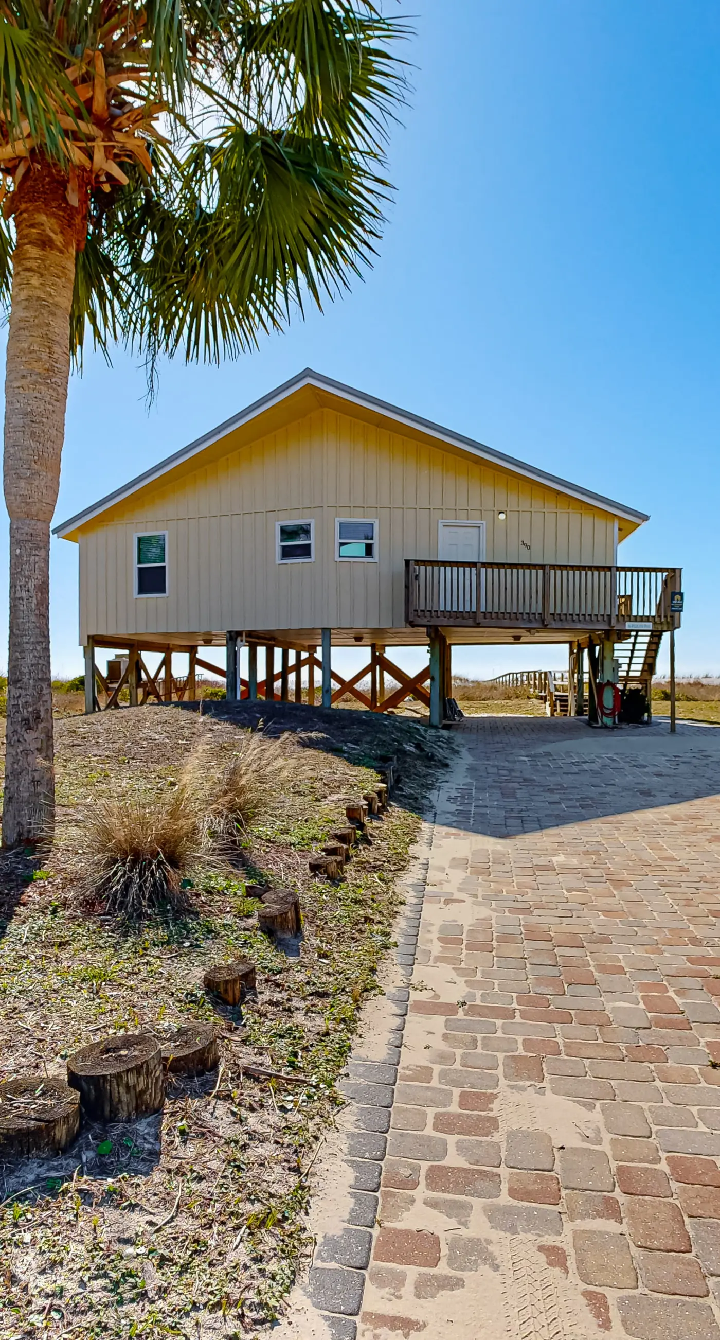 Dog-friendly gulf front home with panoramic gulf views from the sundeck