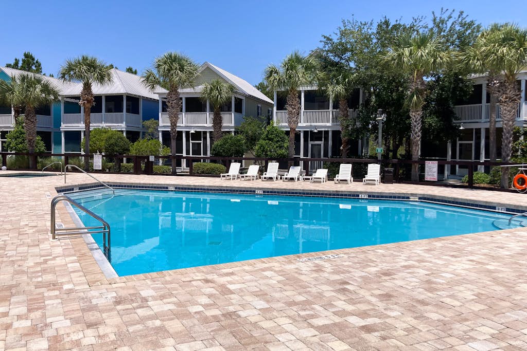 Wonderful Home Close to the Beach with Shared Pool & Hot Tub, Free WiFi, AC