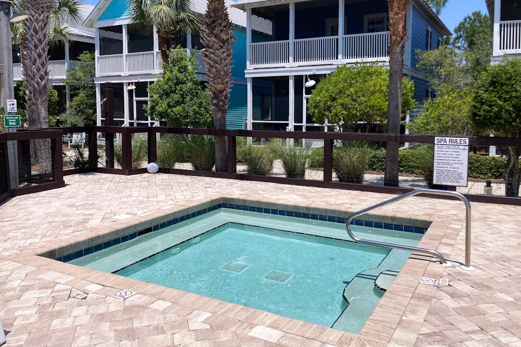 Wonderful Home Close to the Beach with Shared Pool & Hot Tub, Free WiFi, AC
