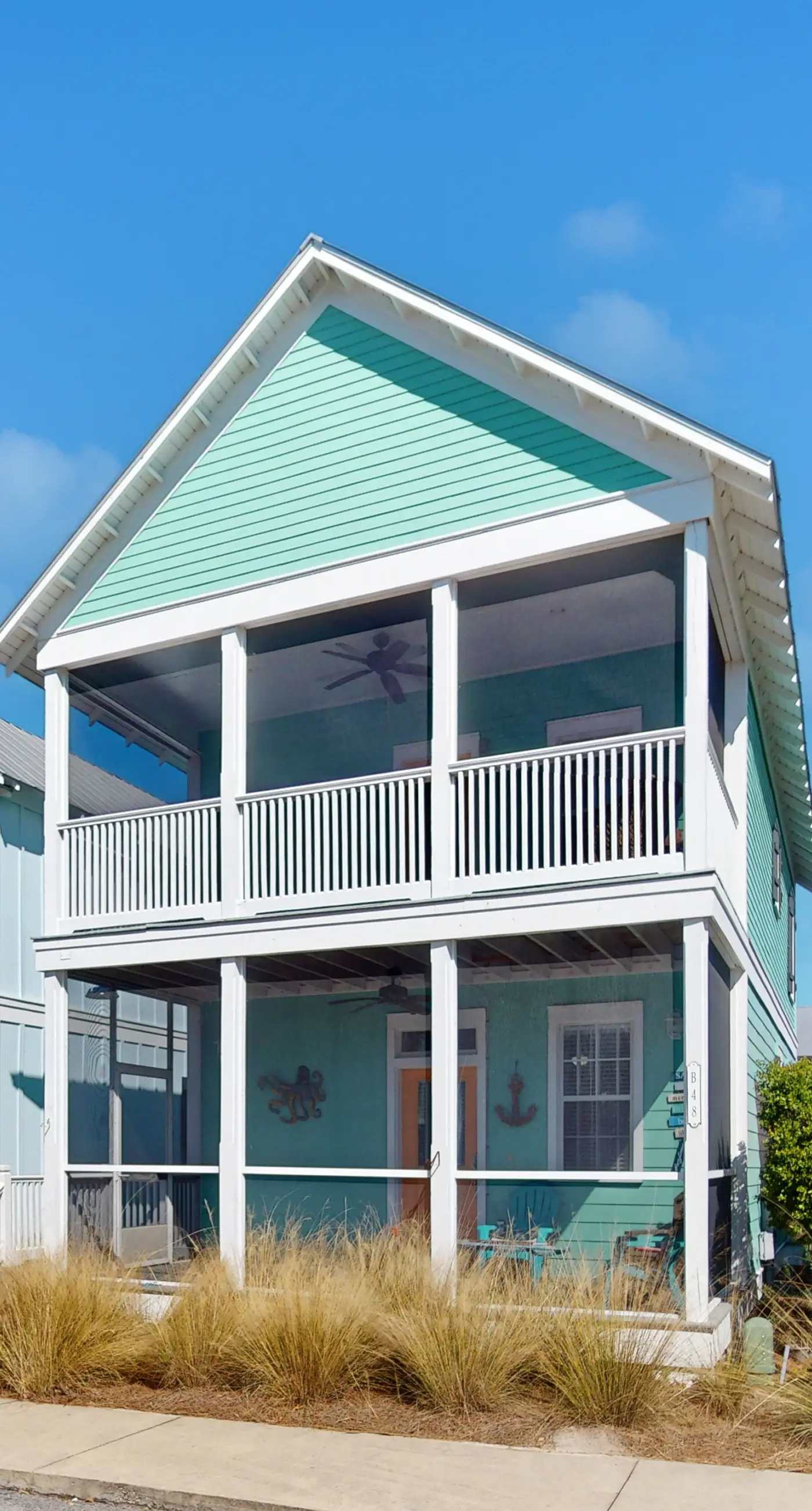 2-story beach cottage with pools, hot tub, gym, patio, & AC - dog-friendly