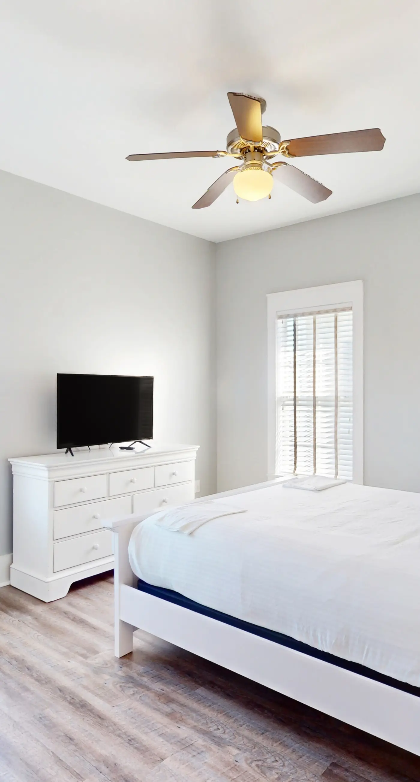 2-story beach cottage with pools, hot tub, gym, patio, & AC - dog-friendly