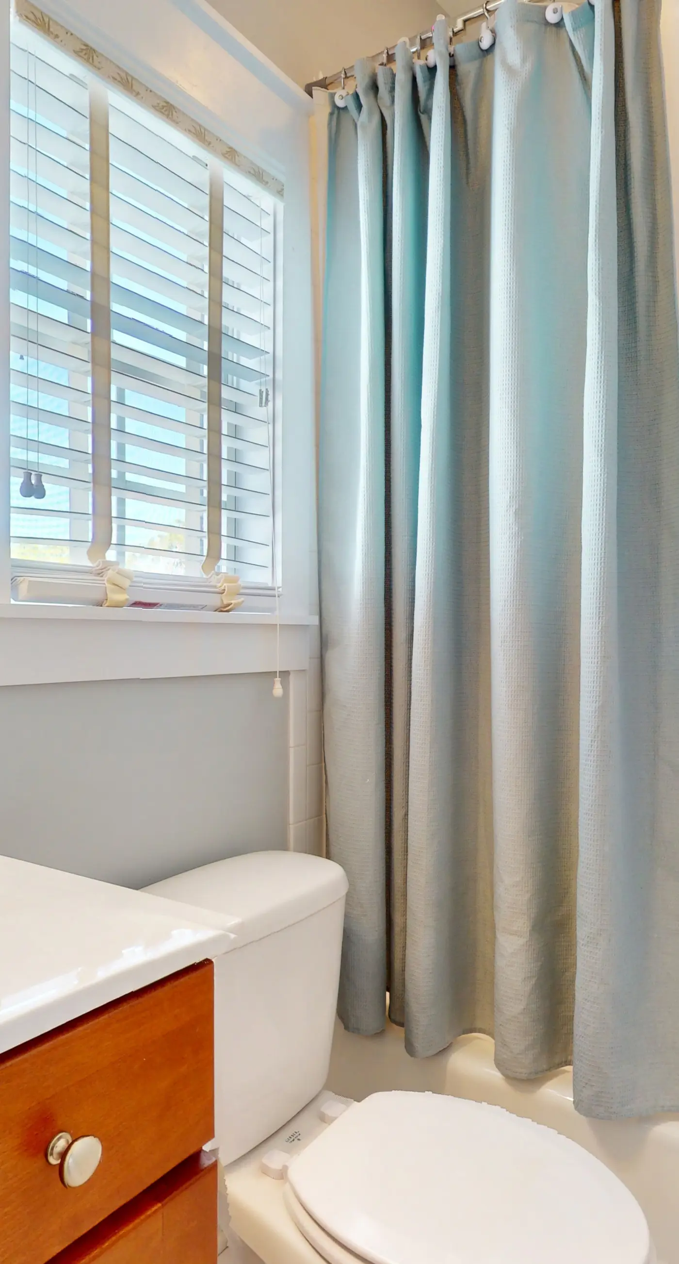 2-story beach cottage with pools, hot tub, gym, patio, & AC - dog-friendly