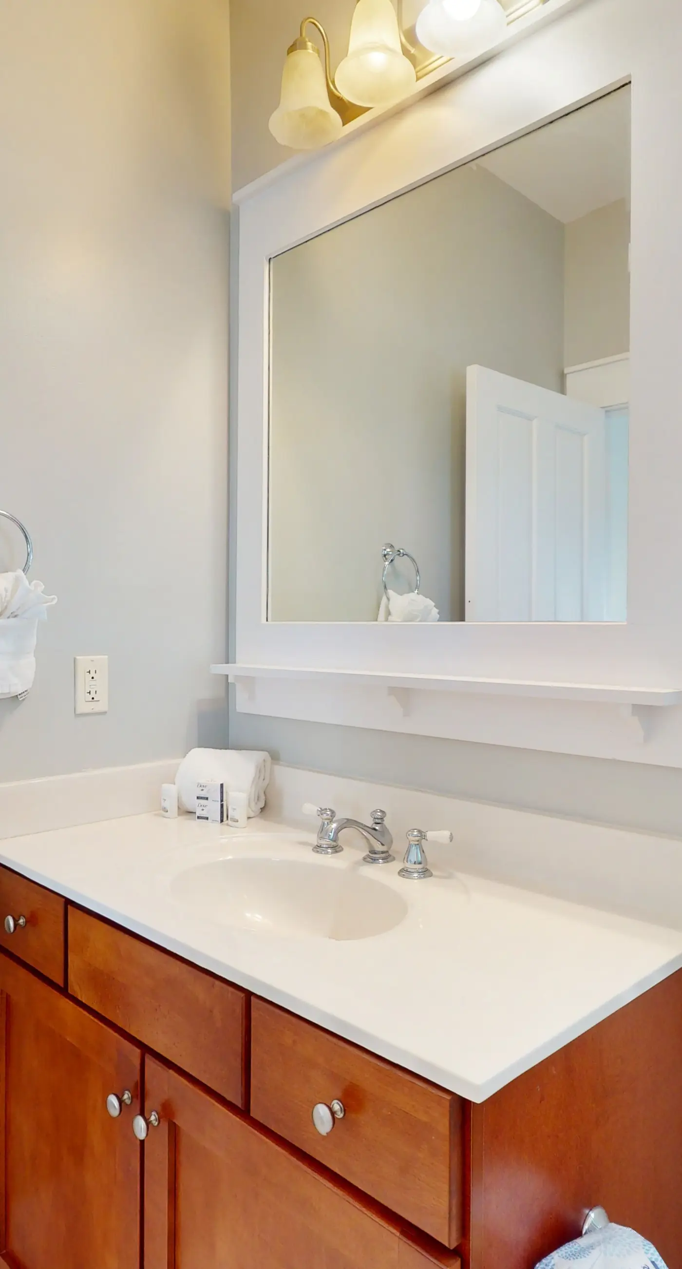 2-story beach cottage with pools, hot tub, gym, patio, & AC - dog-friendly