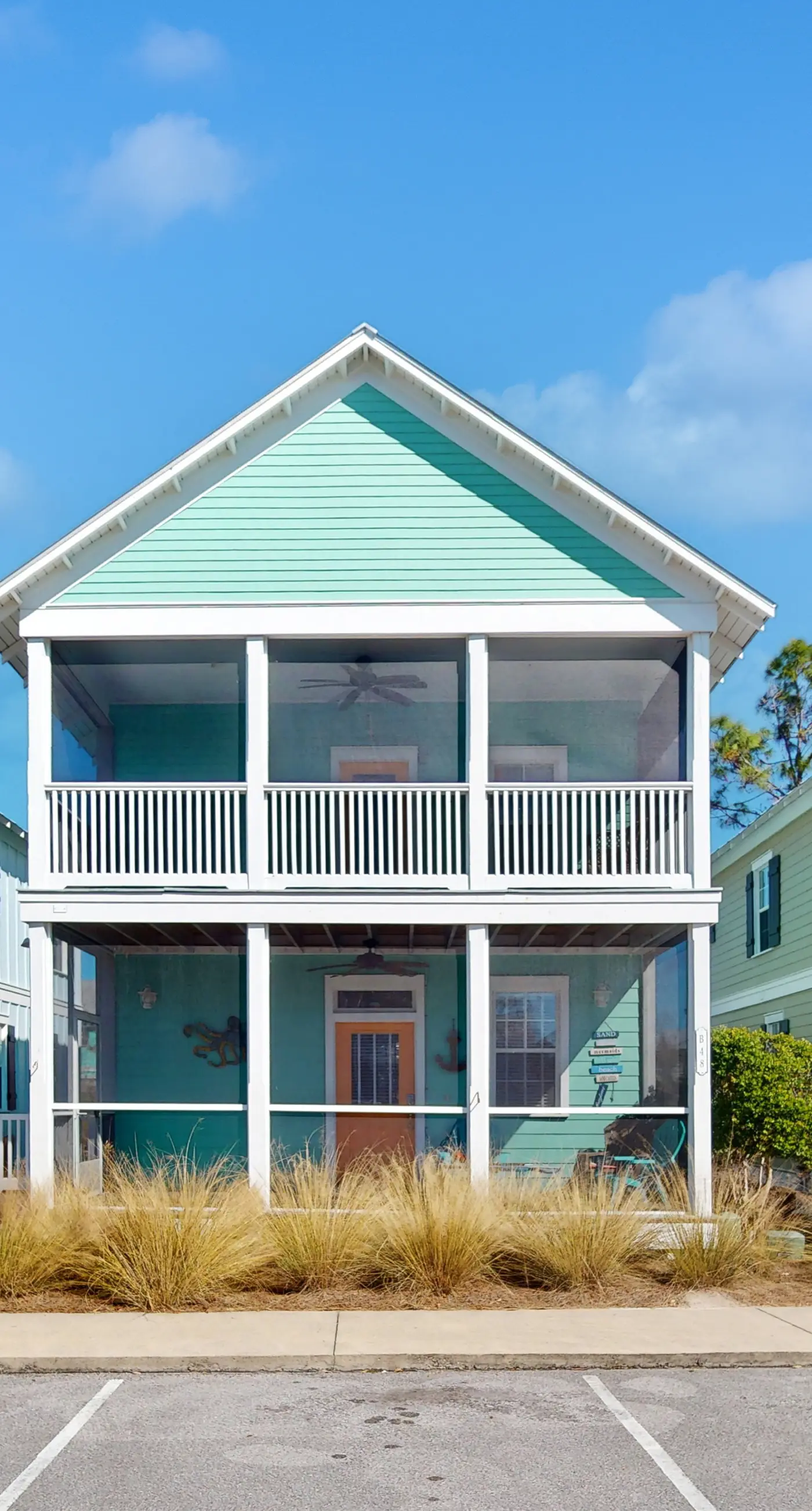 2-story beach cottage with pools, hot tub, gym, patio, & AC - dog-friendly