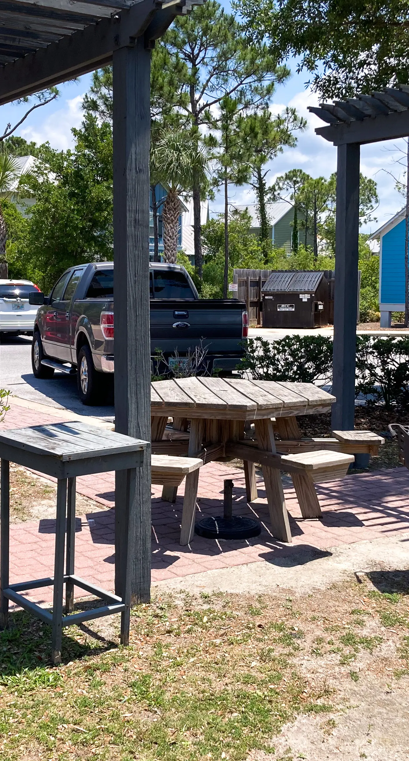 2-story beach cottage with pools, hot tub, gym, patio, & AC - dog-friendly