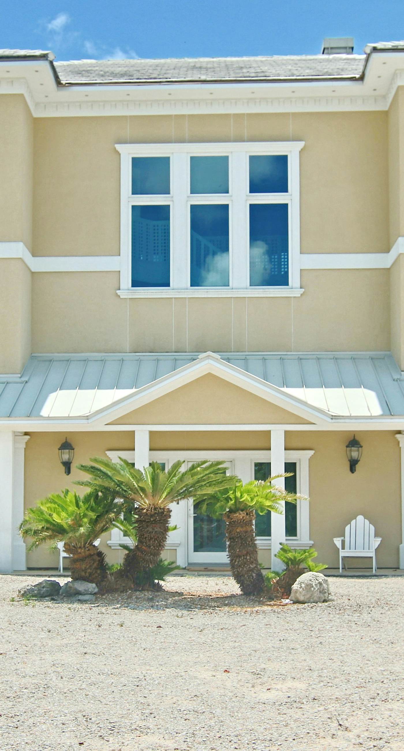 Beachfront home with elevator, beach gear, on-site neiborhood pool, tennis & fitness room