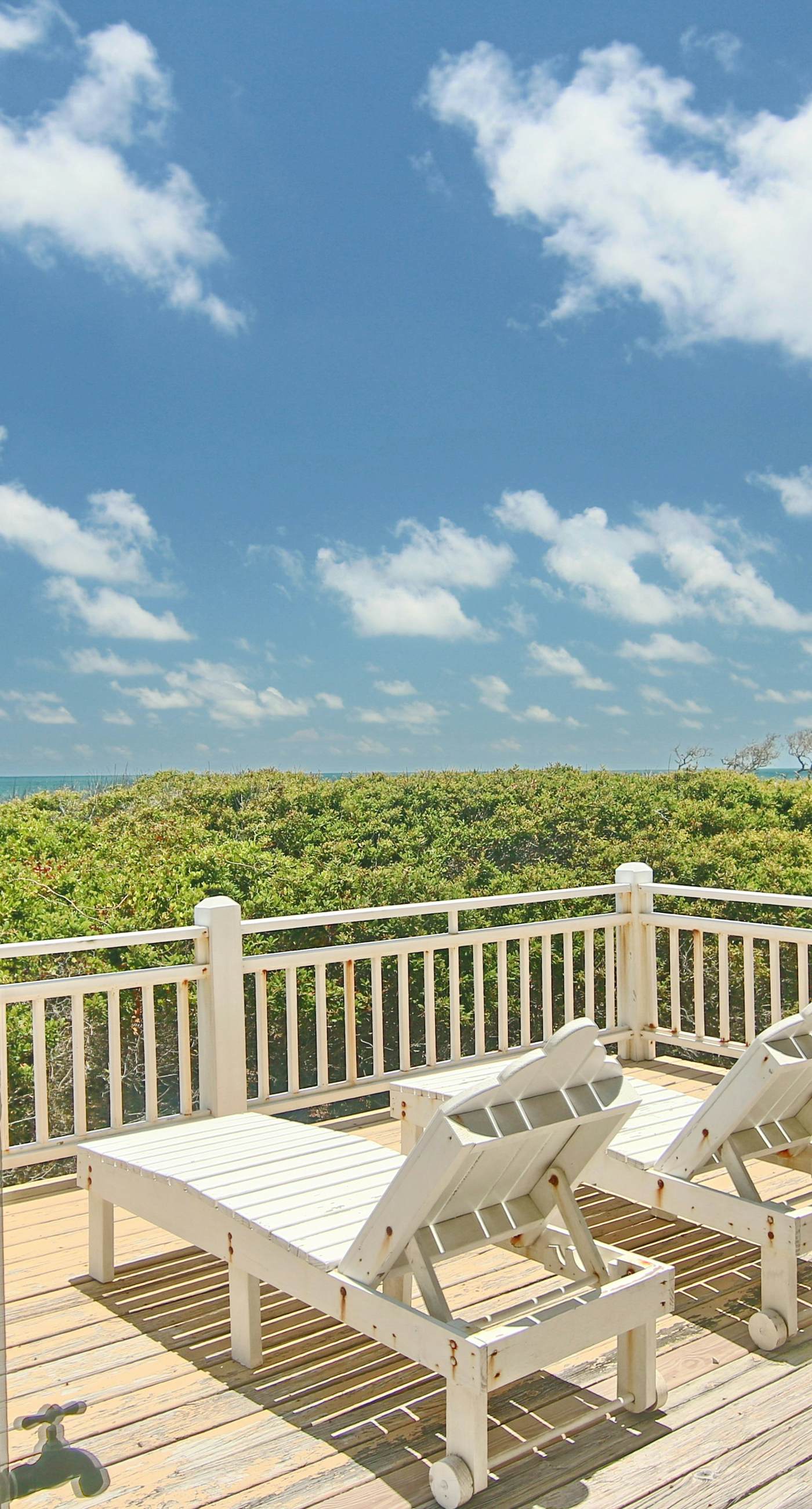 Beachfront home with elevator, beach gear, on-site neiborhood pool, tennis & fitness room