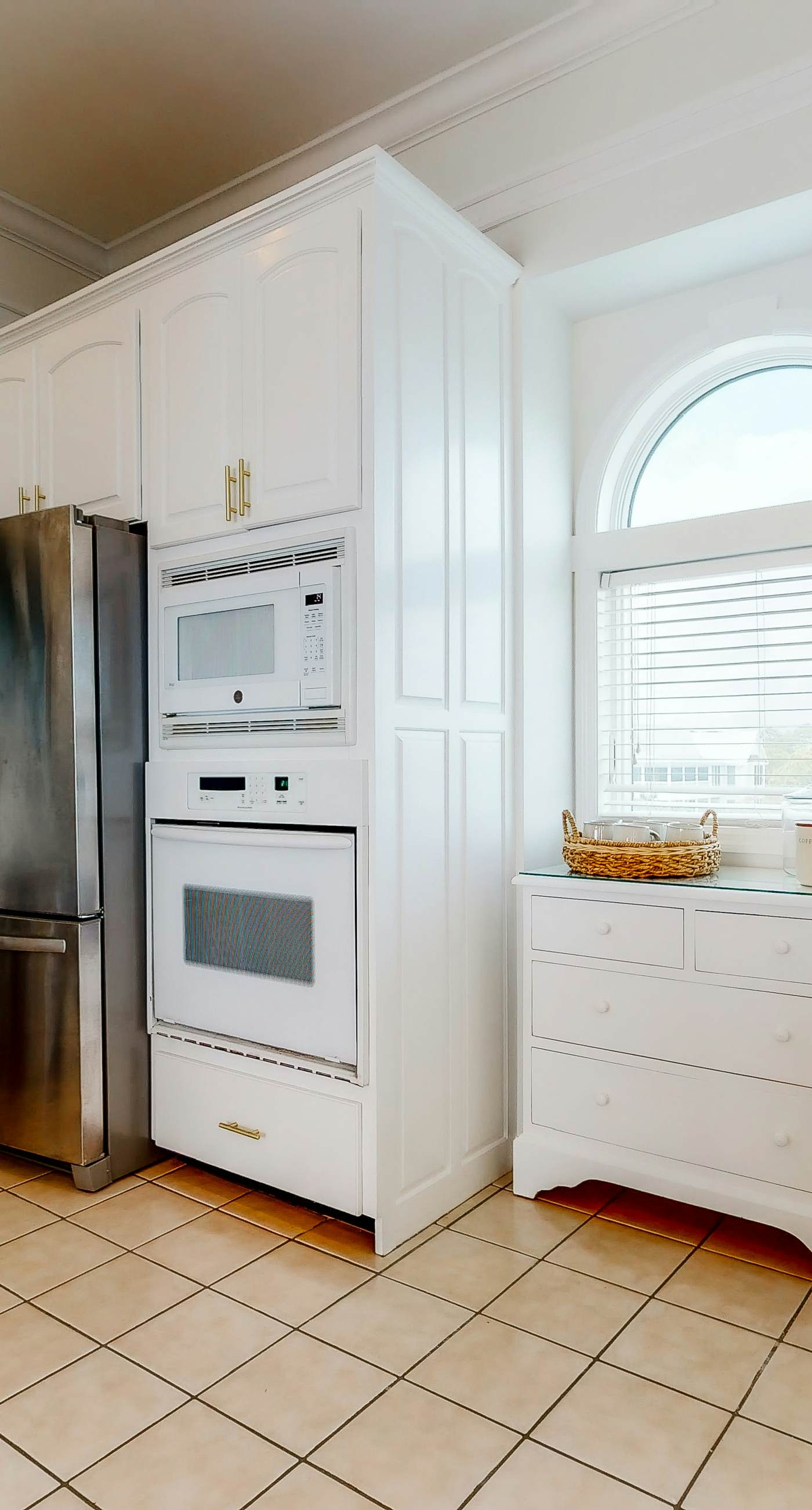 Beachfront home with elevator, beach gear, on-site neiborhood pool, tennis & fitness room