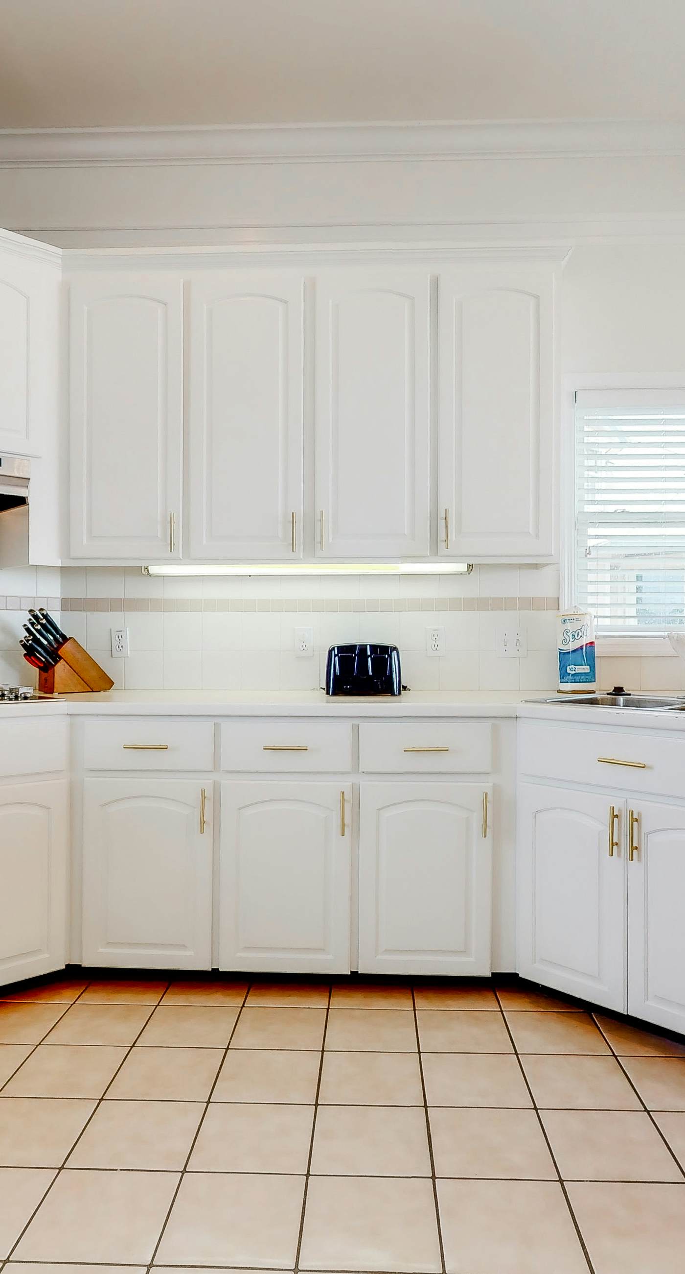 Beachfront home with elevator, beach gear, on-site neiborhood pool, tennis & fitness room