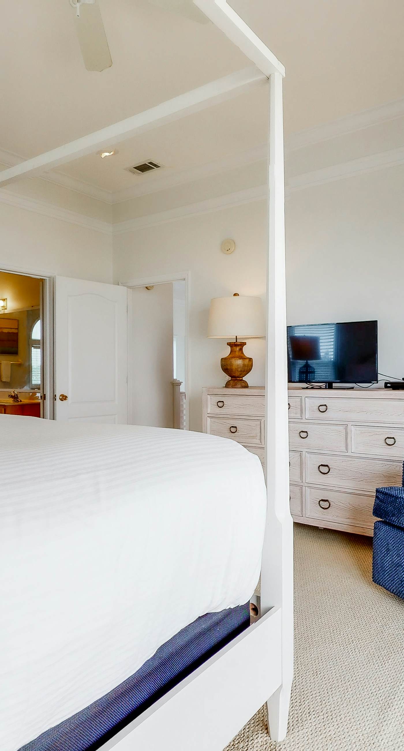 Beachfront home with elevator, beach gear, on-site neiborhood pool, tennis & fitness room