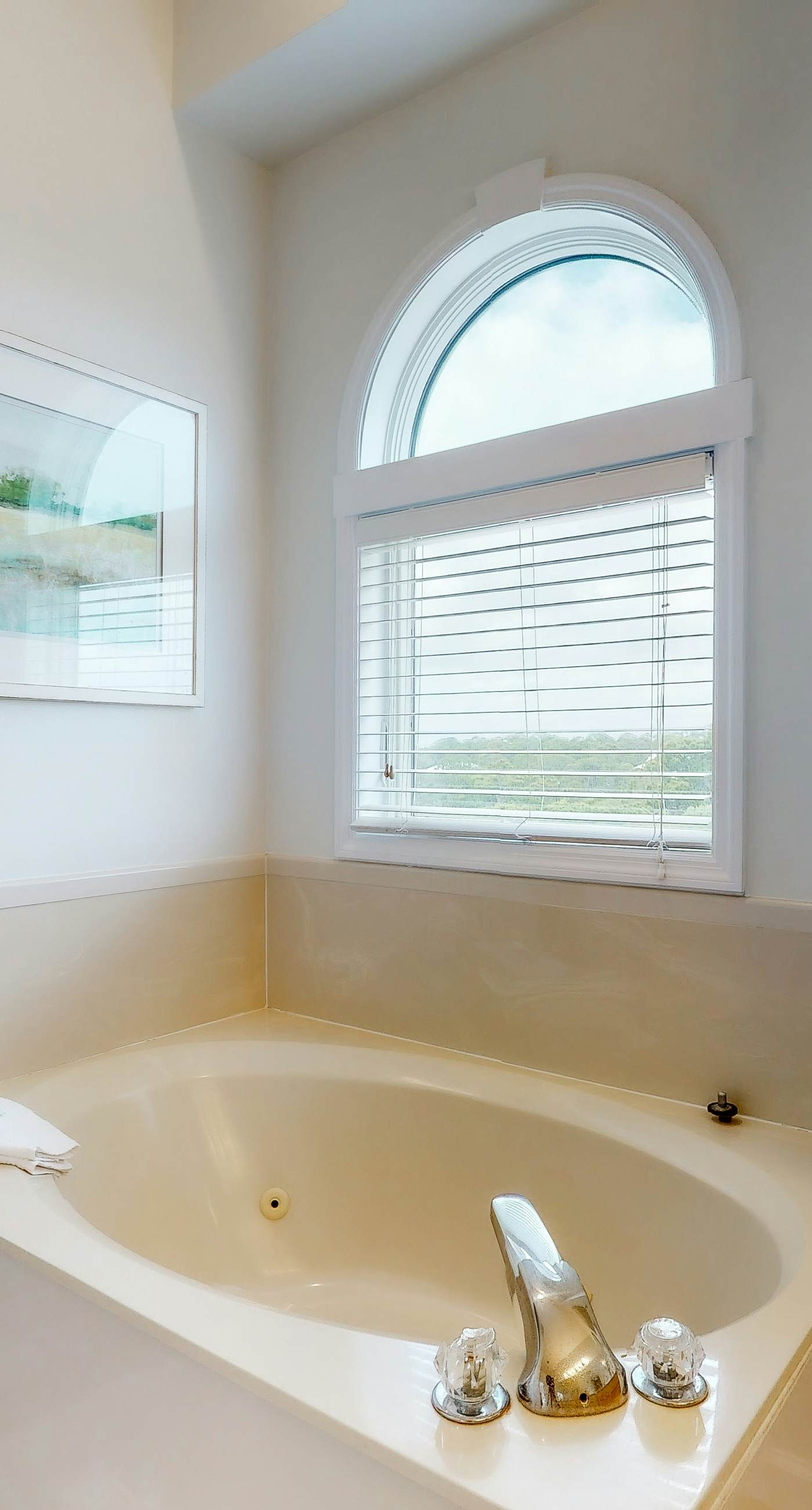 Beachfront home with elevator, beach gear, on-site neiborhood pool, tennis & fitness room