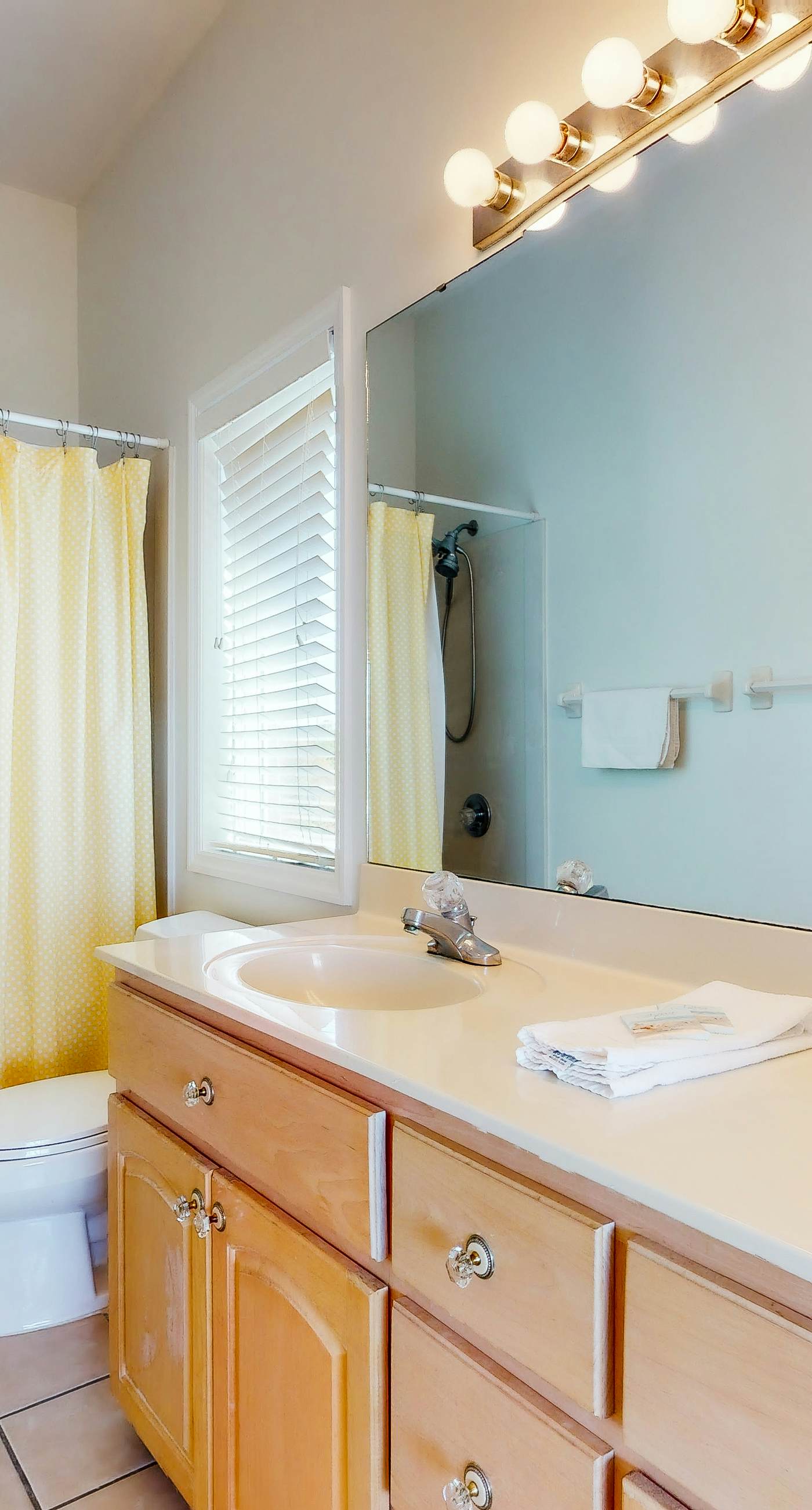 Beachfront home with elevator, beach gear, on-site neiborhood pool, tennis & fitness room