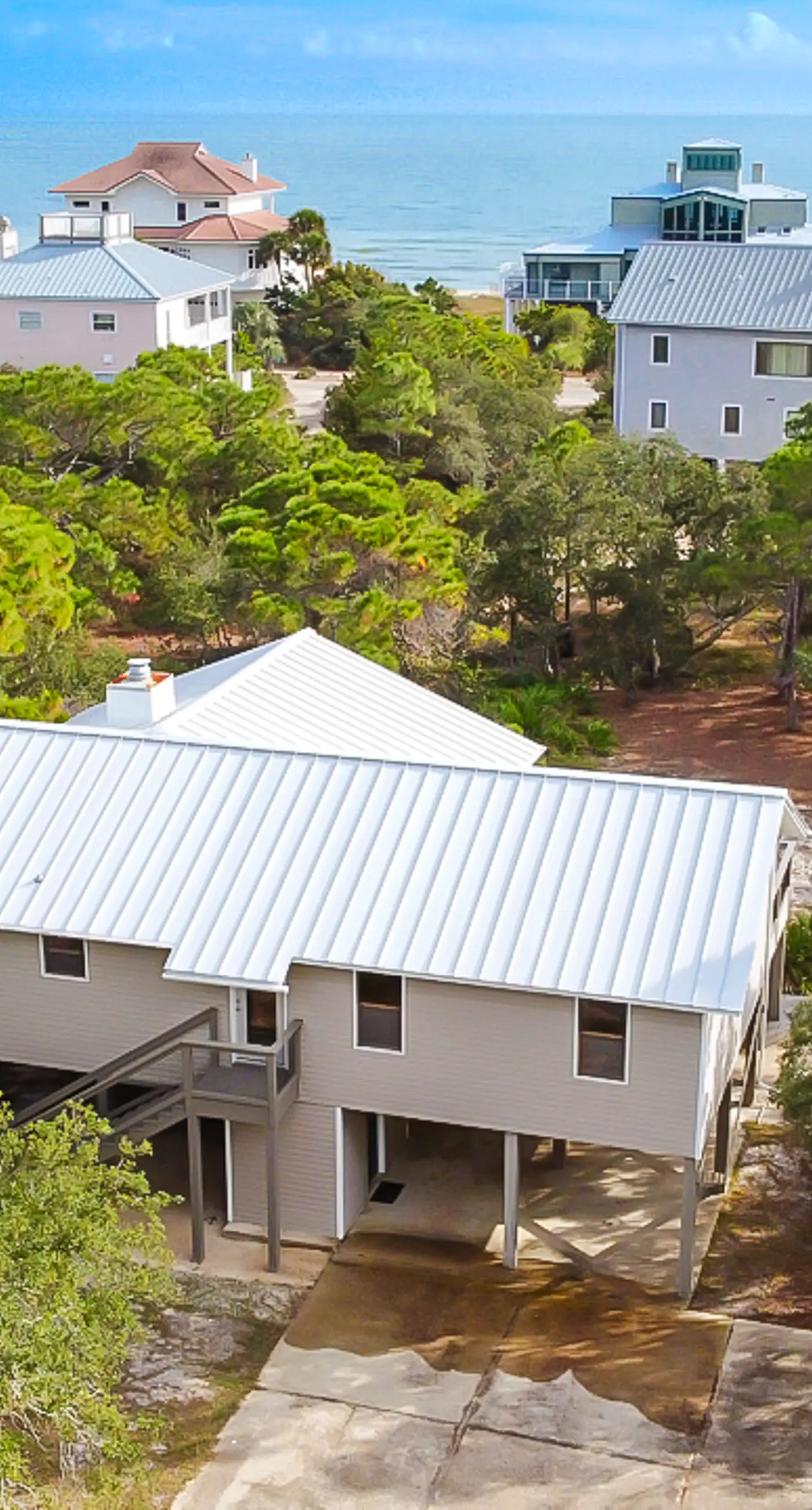 Charming cottage, walk to Gulf with shared pools, hot tub, & central AC