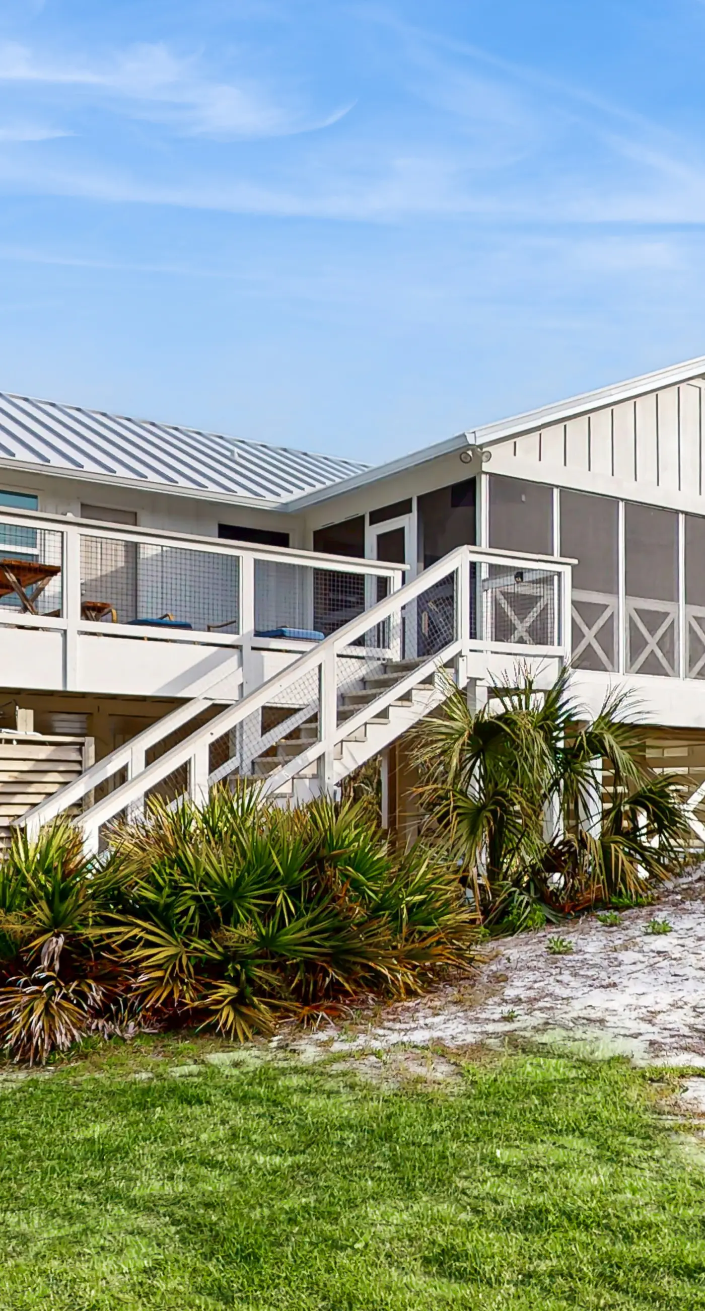 Charming cottage, walk to Gulf with shared pools, hot tub, & central AC