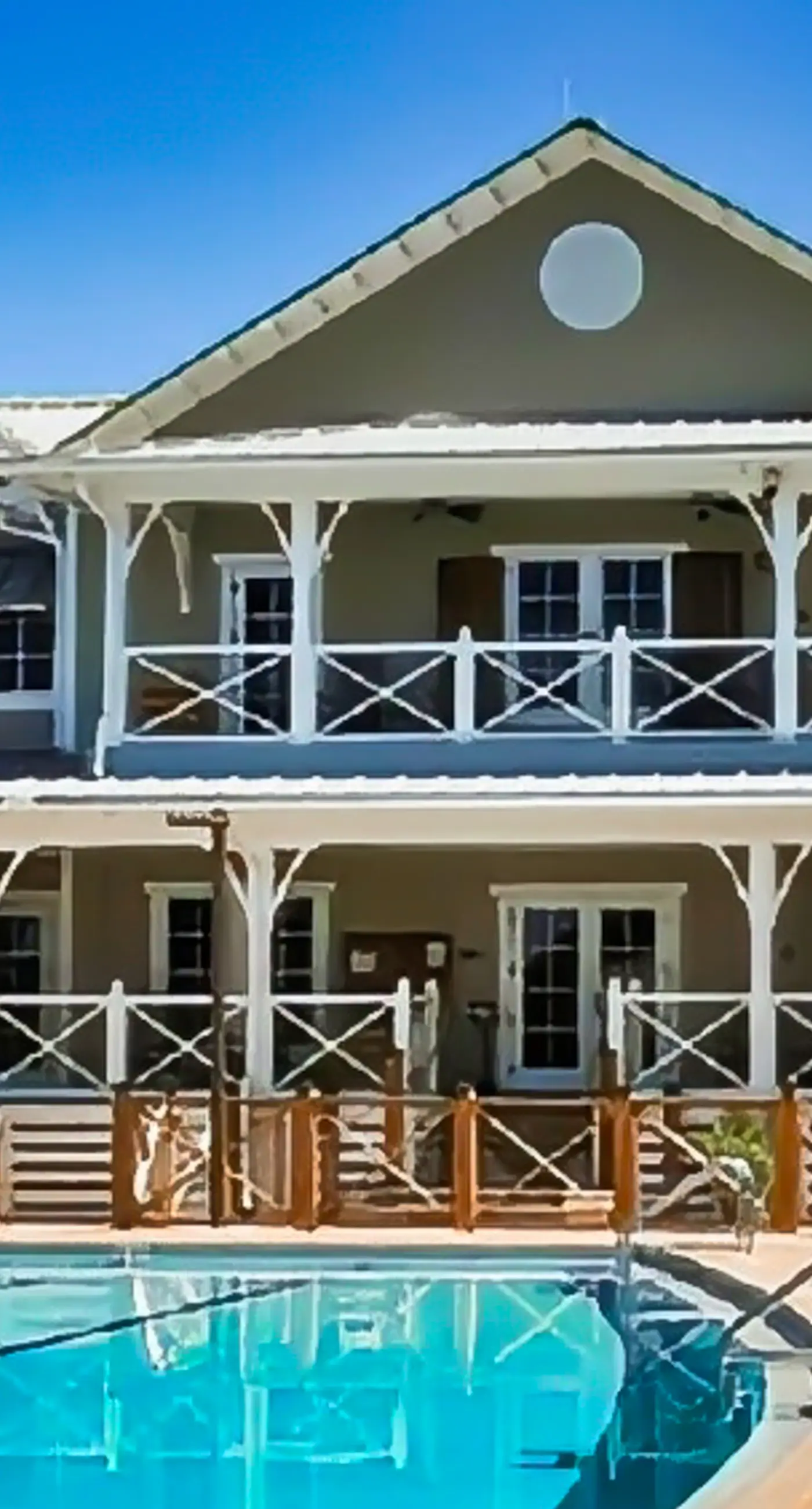 Charming cottage, walk to Gulf with shared pools, hot tub, & central AC