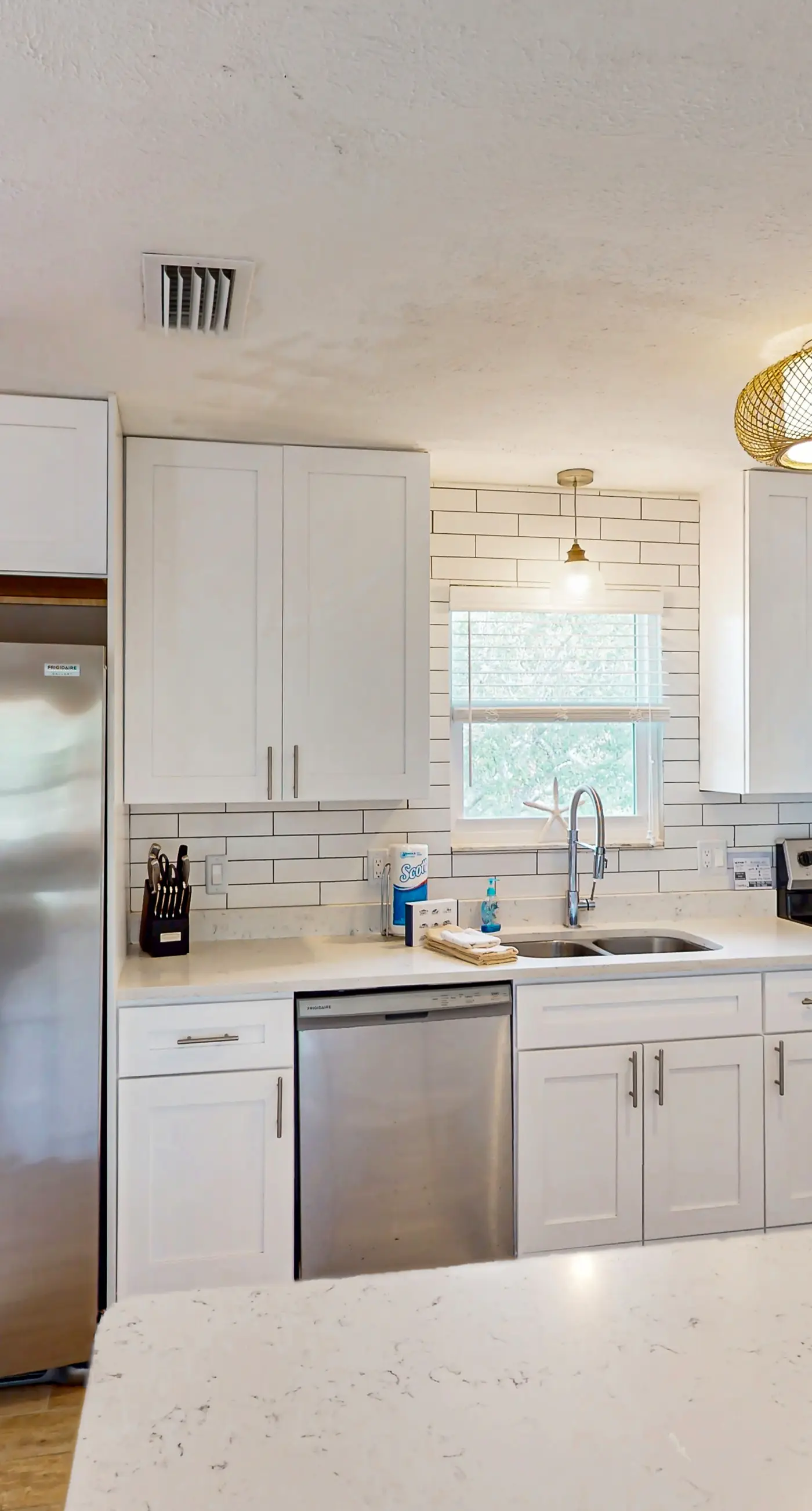 Charming cottage, walk to Gulf with shared pools, hot tub, & central AC