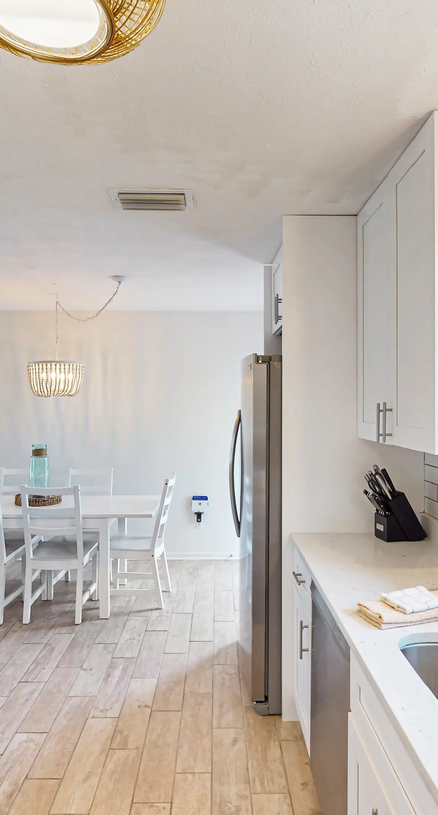 Charming cottage, walk to Gulf with shared pools, hot tub, & central AC