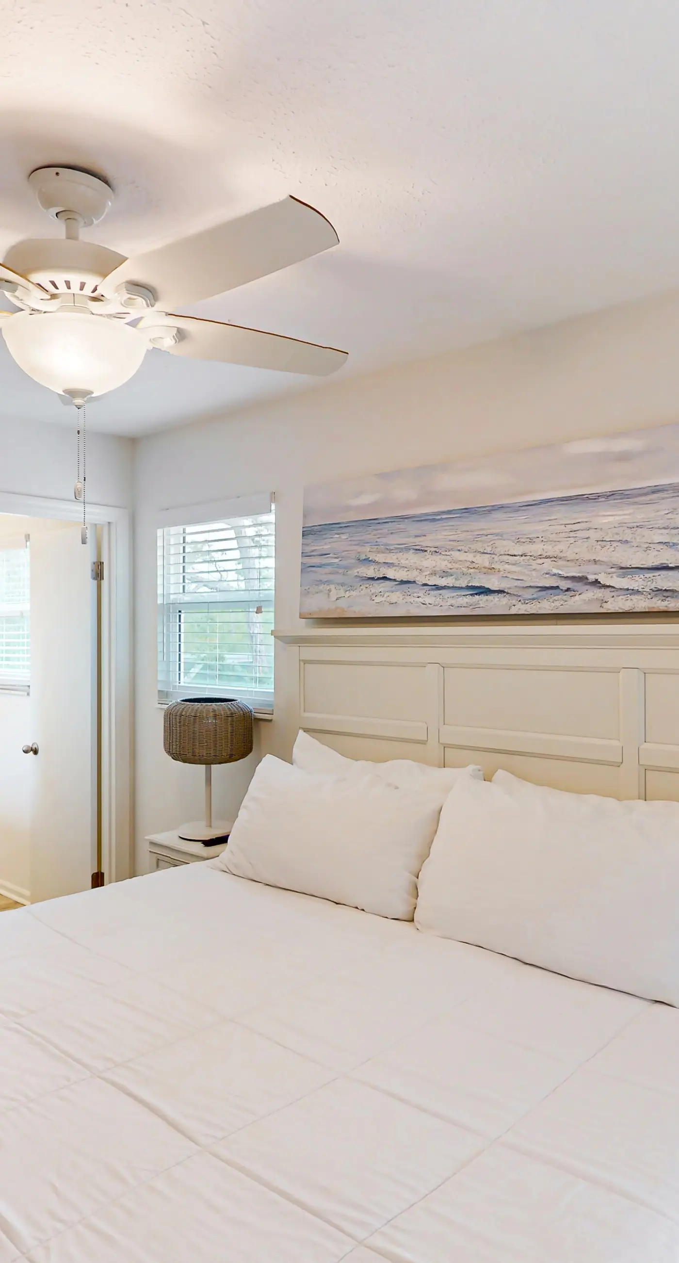 Charming cottage, walk to Gulf with shared pools, hot tub, & central AC