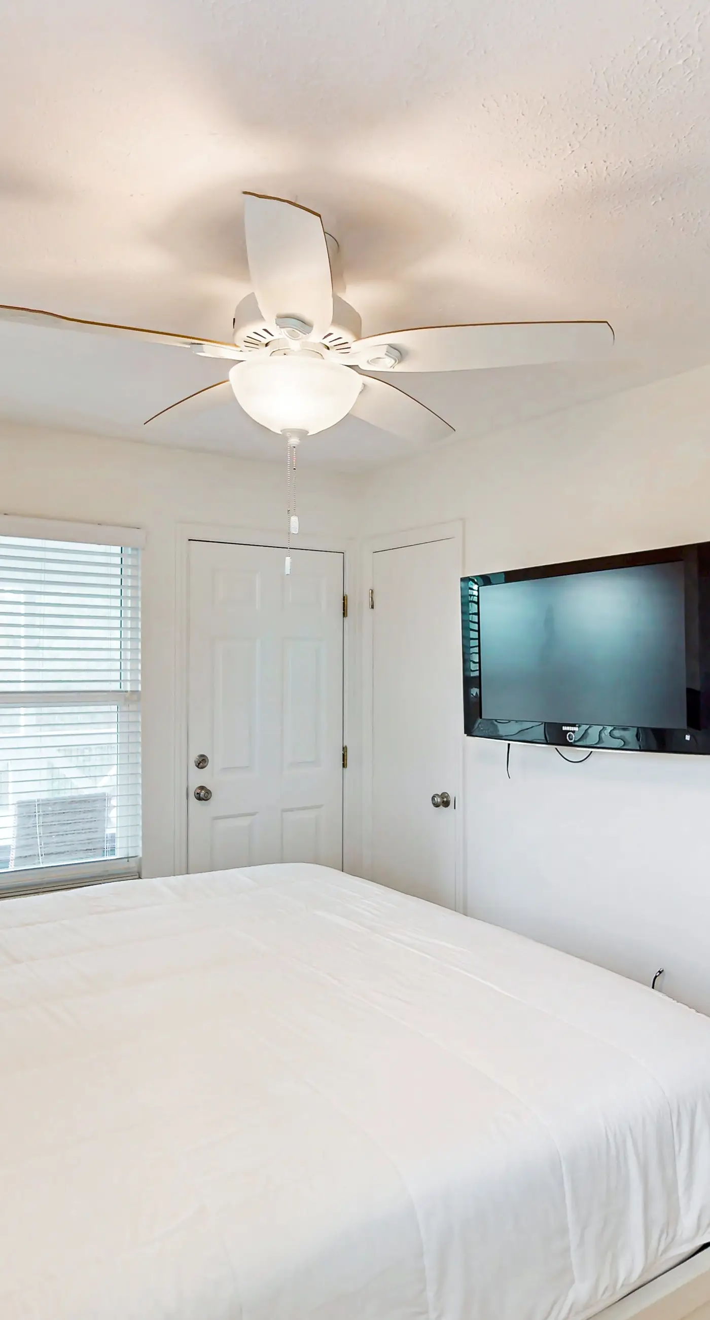 Charming cottage, walk to Gulf with shared pools, hot tub, & central AC