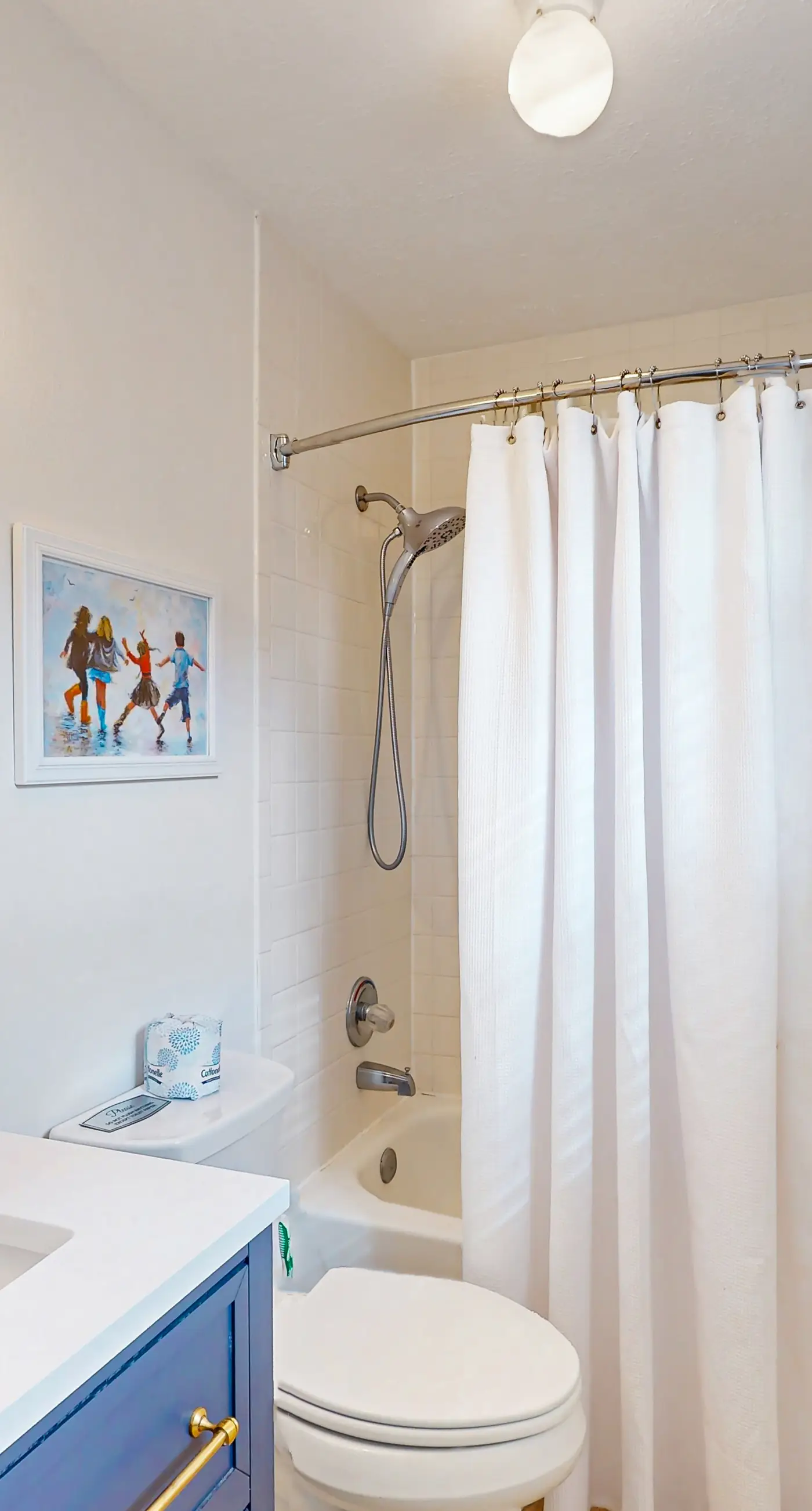 Charming cottage, walk to Gulf with shared pools, hot tub, & central AC