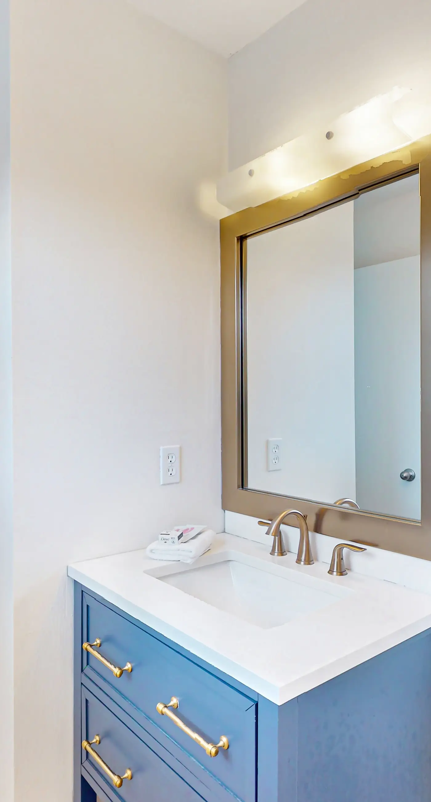 Charming cottage, walk to Gulf with shared pools, hot tub, & central AC