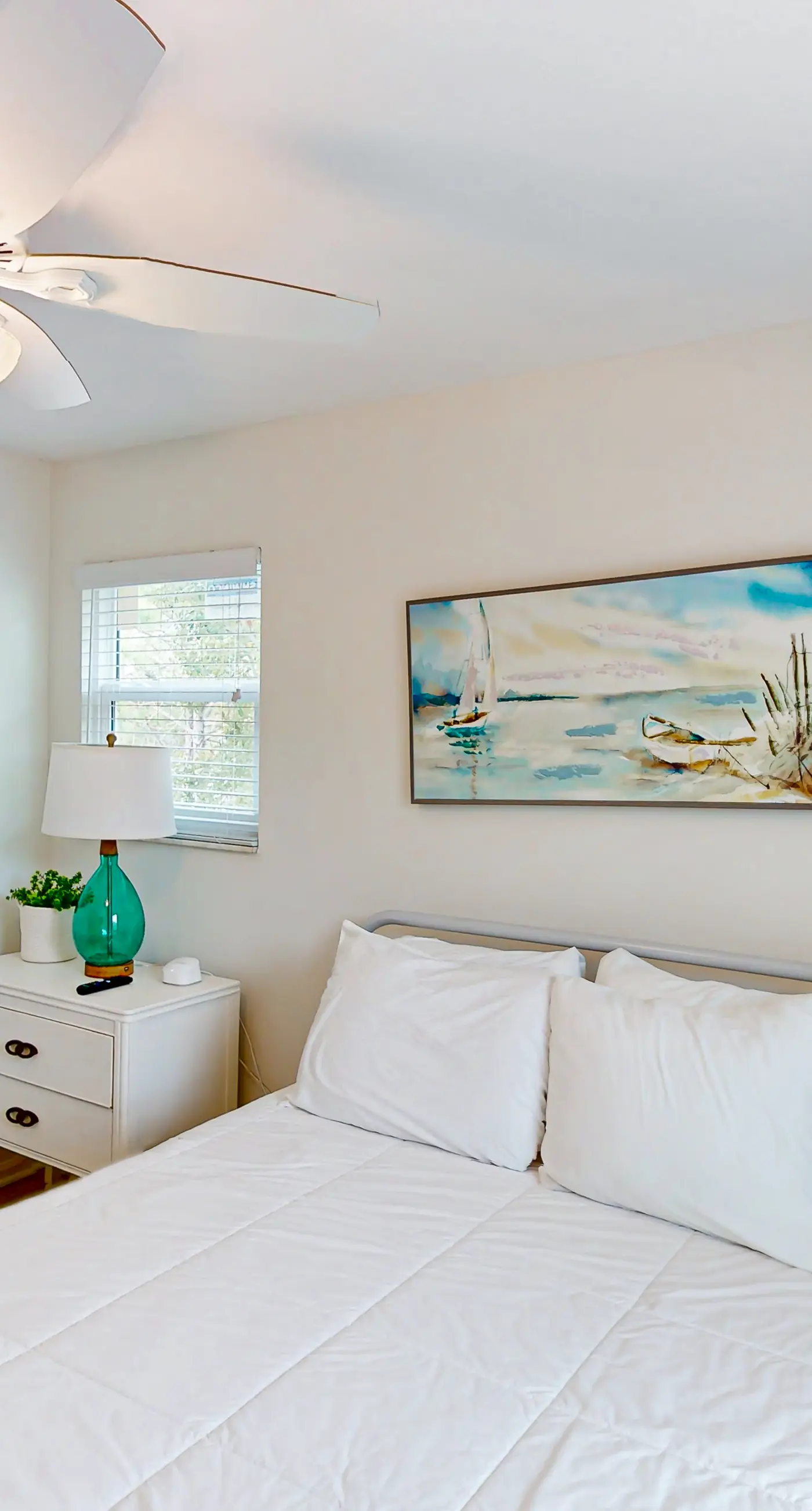 Charming cottage, walk to Gulf with shared pools, hot tub, & central AC