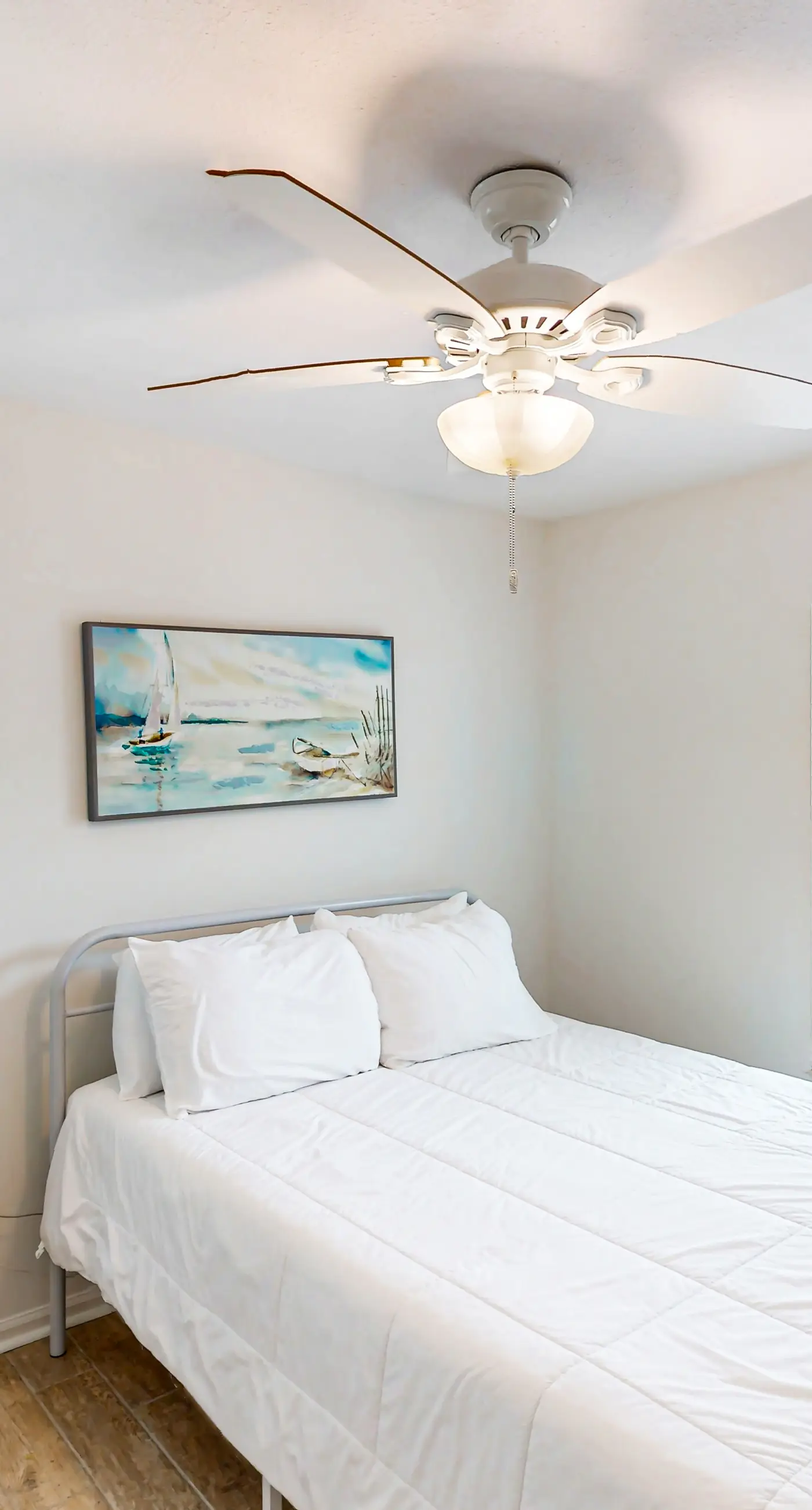 Charming cottage, walk to Gulf with shared pools, hot tub, & central AC