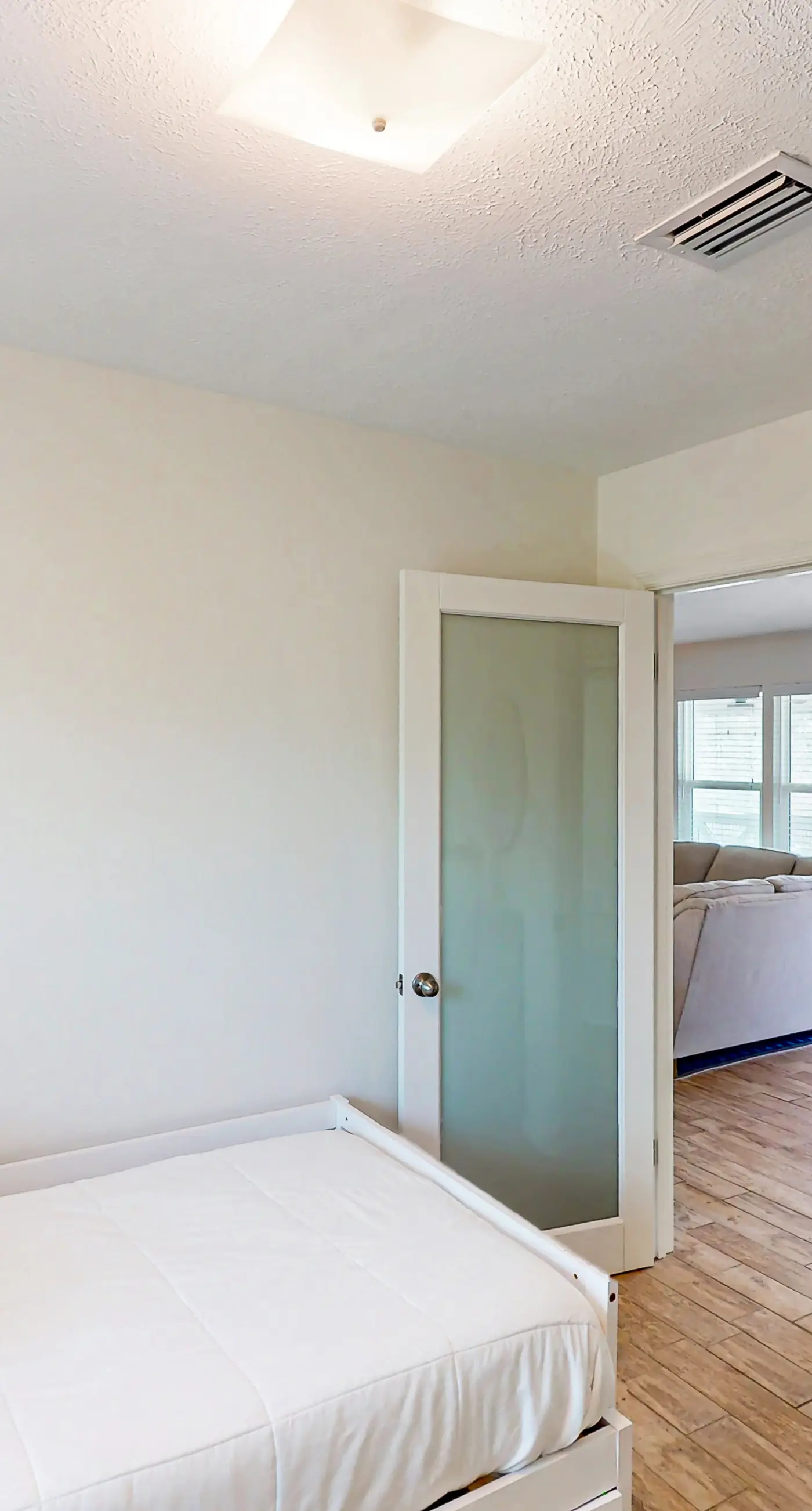 Charming cottage, walk to Gulf with shared pools, hot tub, & central AC