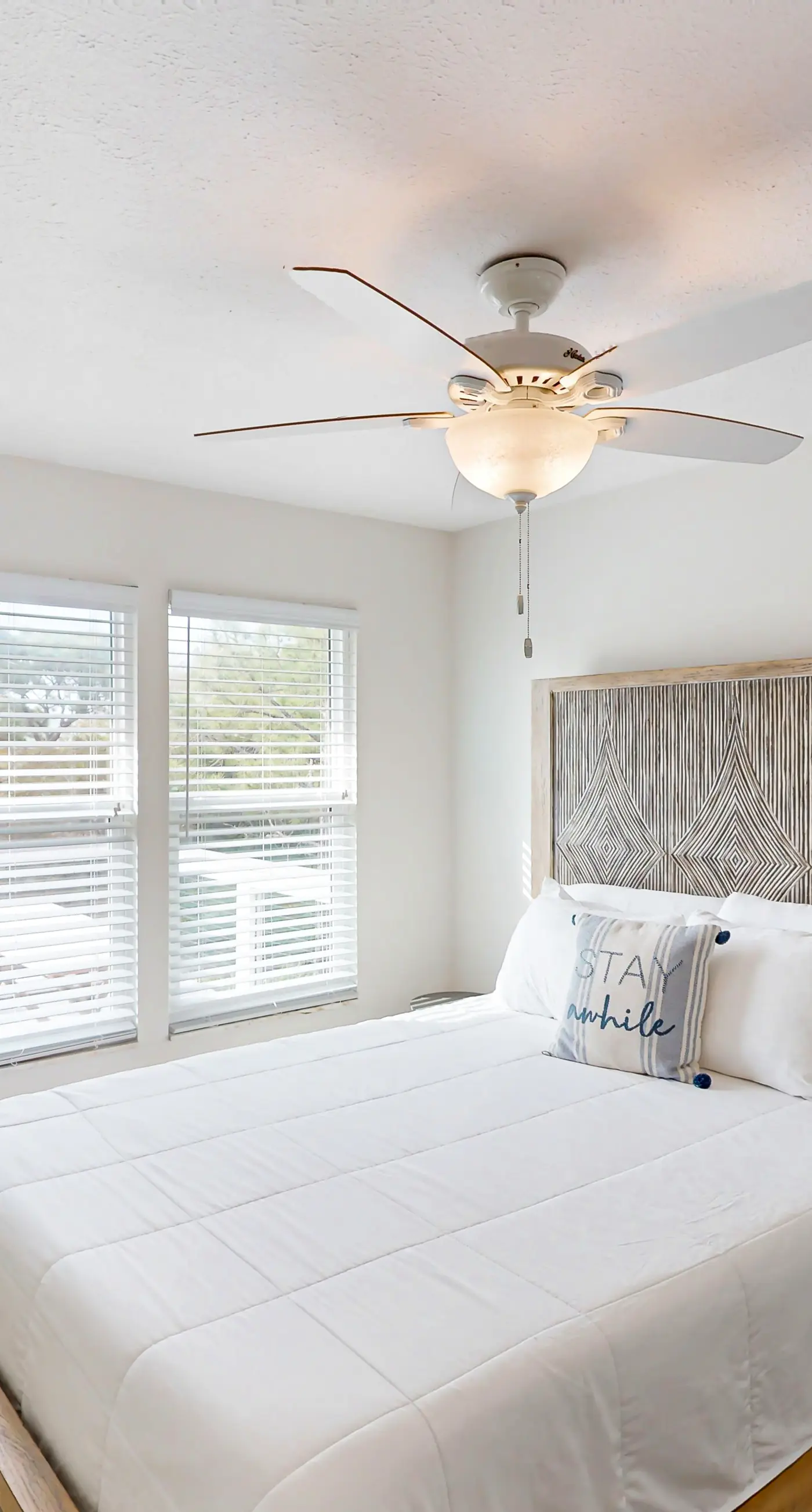 Charming cottage, walk to Gulf with shared pools, hot tub, & central AC