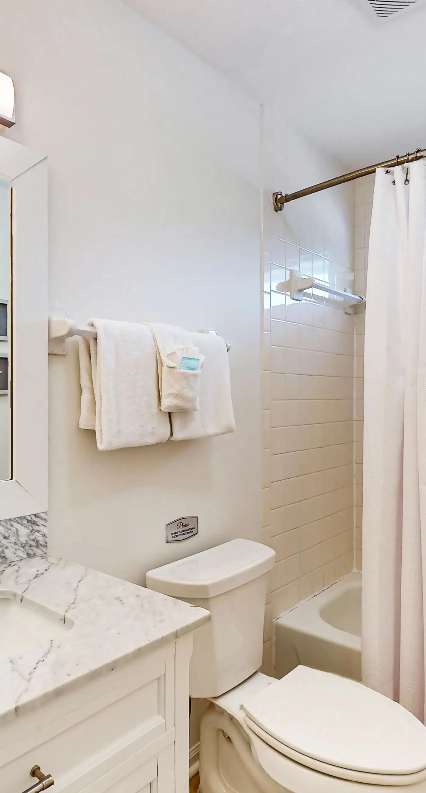 Charming cottage, walk to Gulf with shared pools, hot tub, & central AC