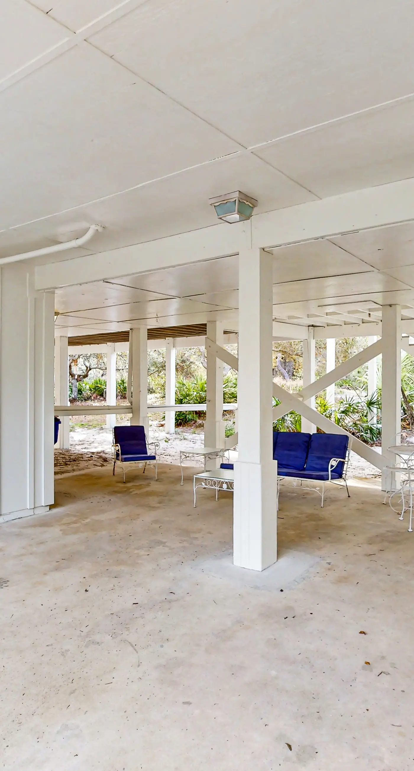 Charming cottage, walk to Gulf with shared pools, hot tub, & central AC