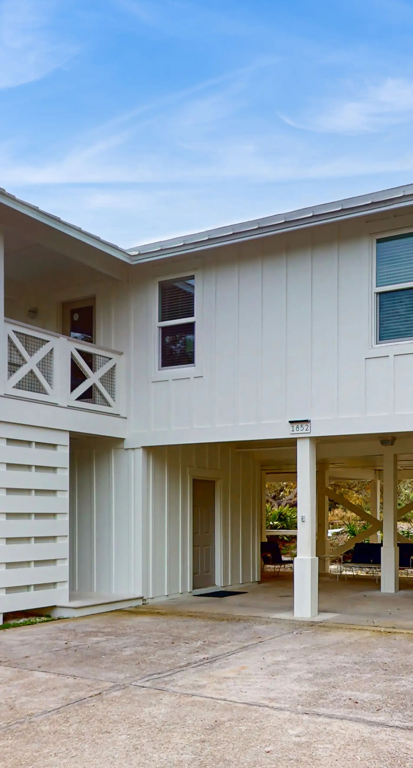 Charming cottage, walk to Gulf with shared pools, hot tub, & central AC