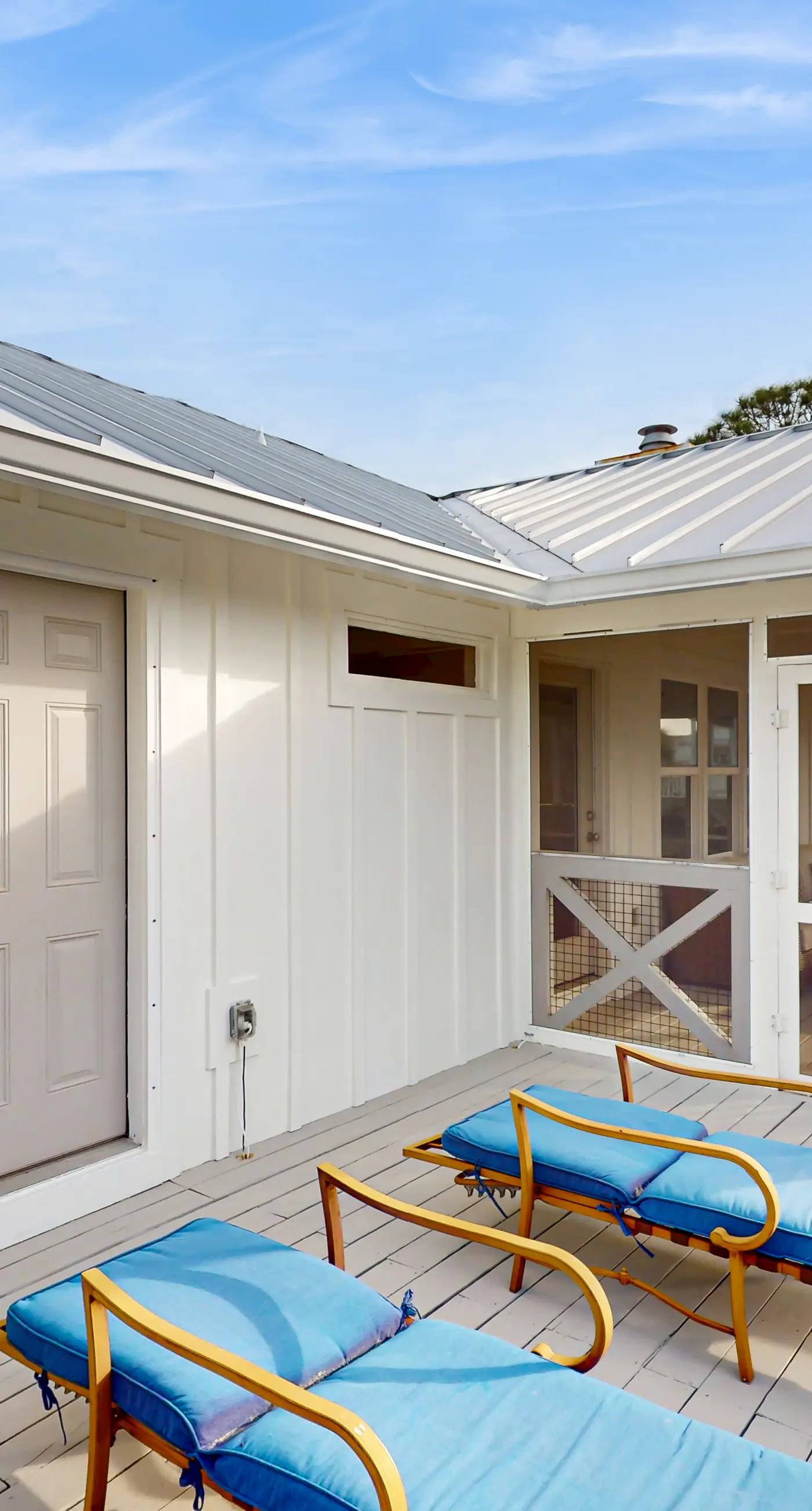 Charming cottage, walk to Gulf with shared pools, hot tub, & central AC