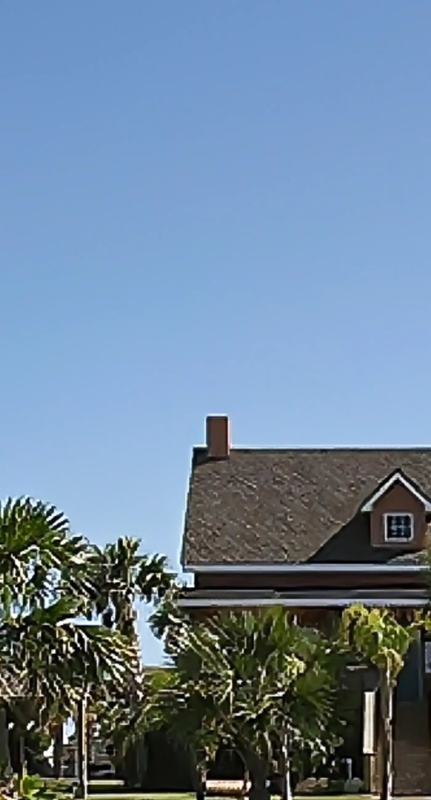 Charming cottage, walk to Gulf with shared pools, hot tub, & central AC