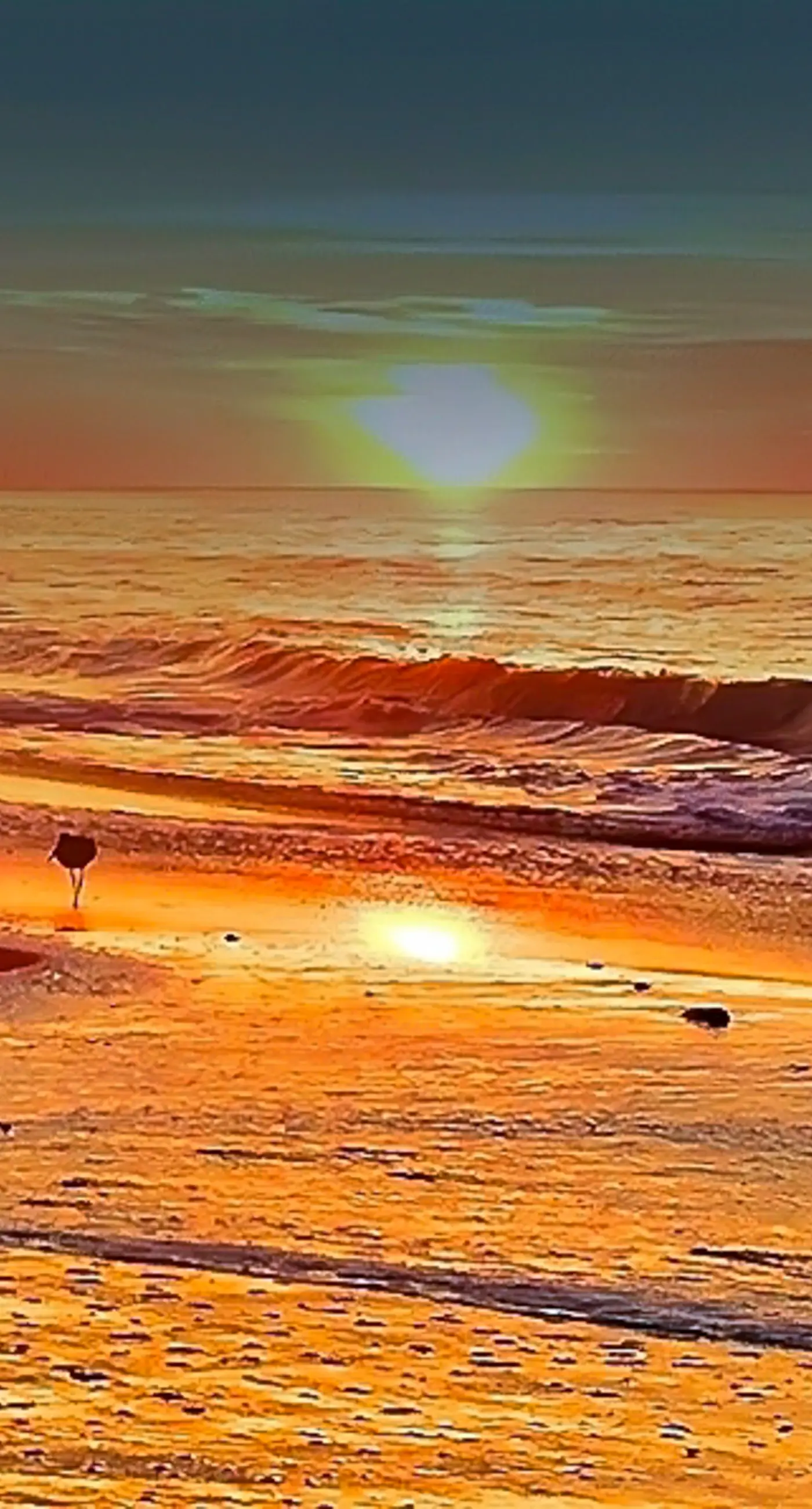 Charming cottage, walk to Gulf with shared pools, hot tub, & central AC