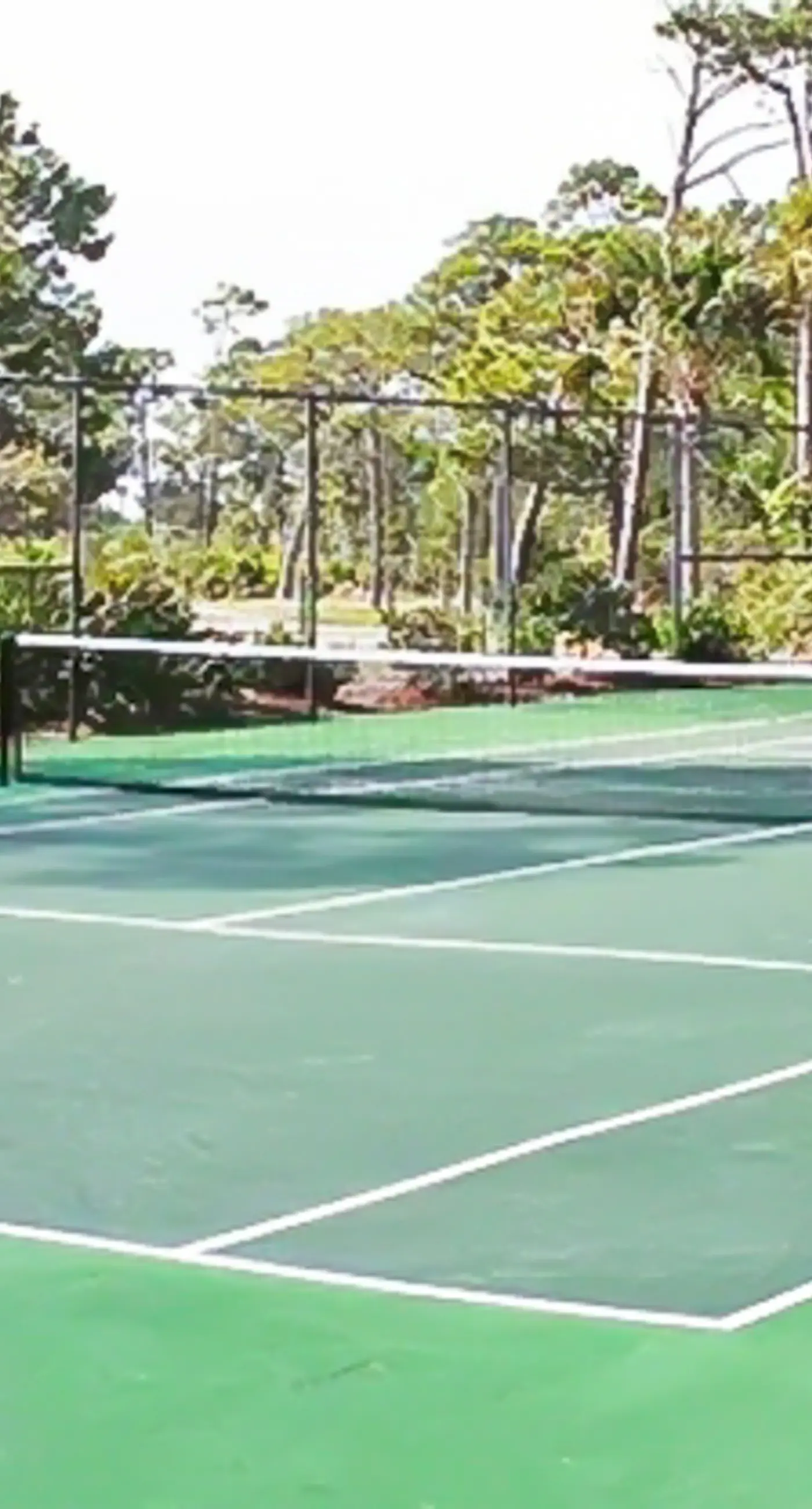 Charming cottage, walk to Gulf with shared pools, hot tub, & central AC