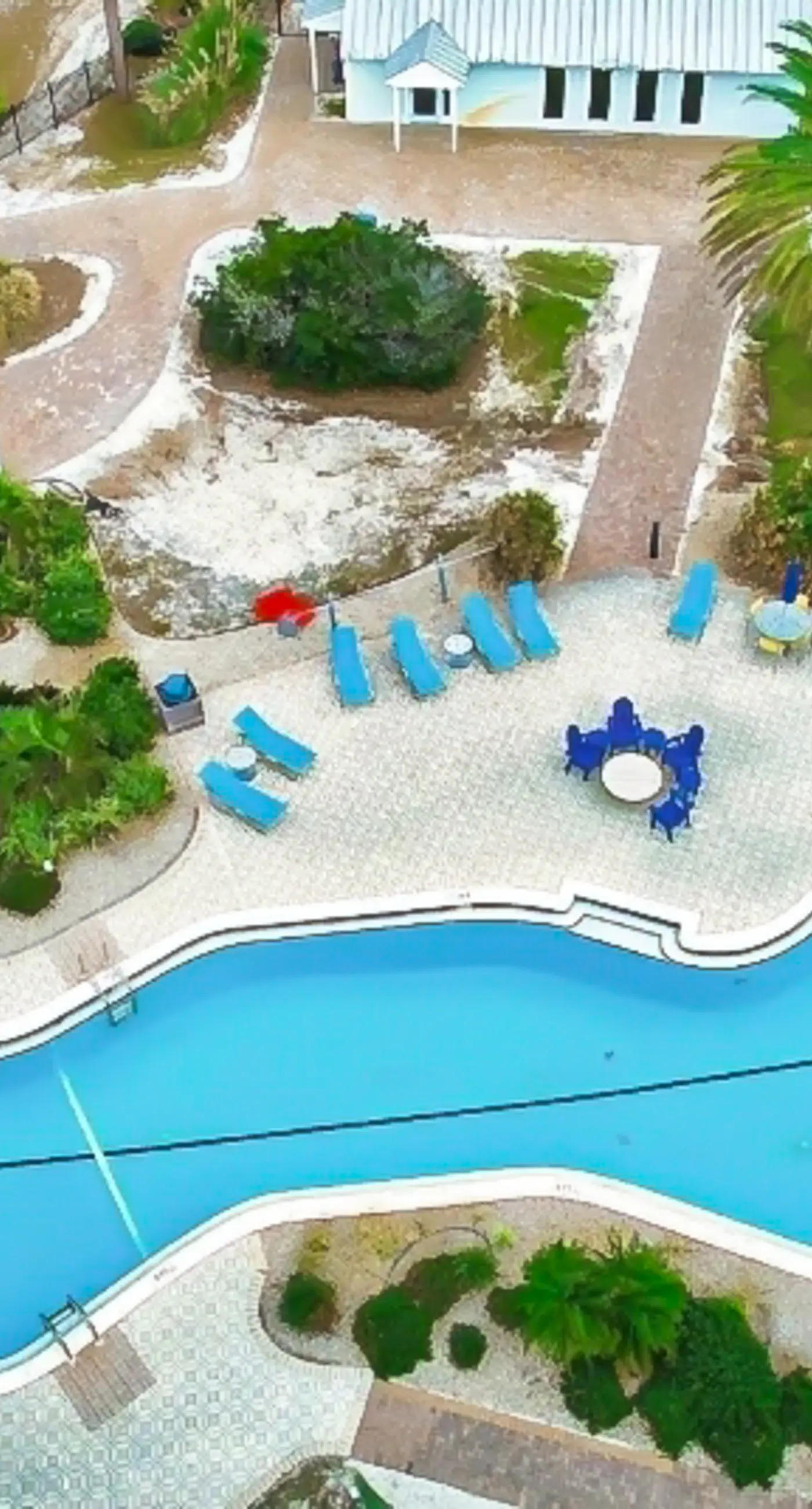 Charming cottage, walk to Gulf with shared pools, hot tub, & central AC