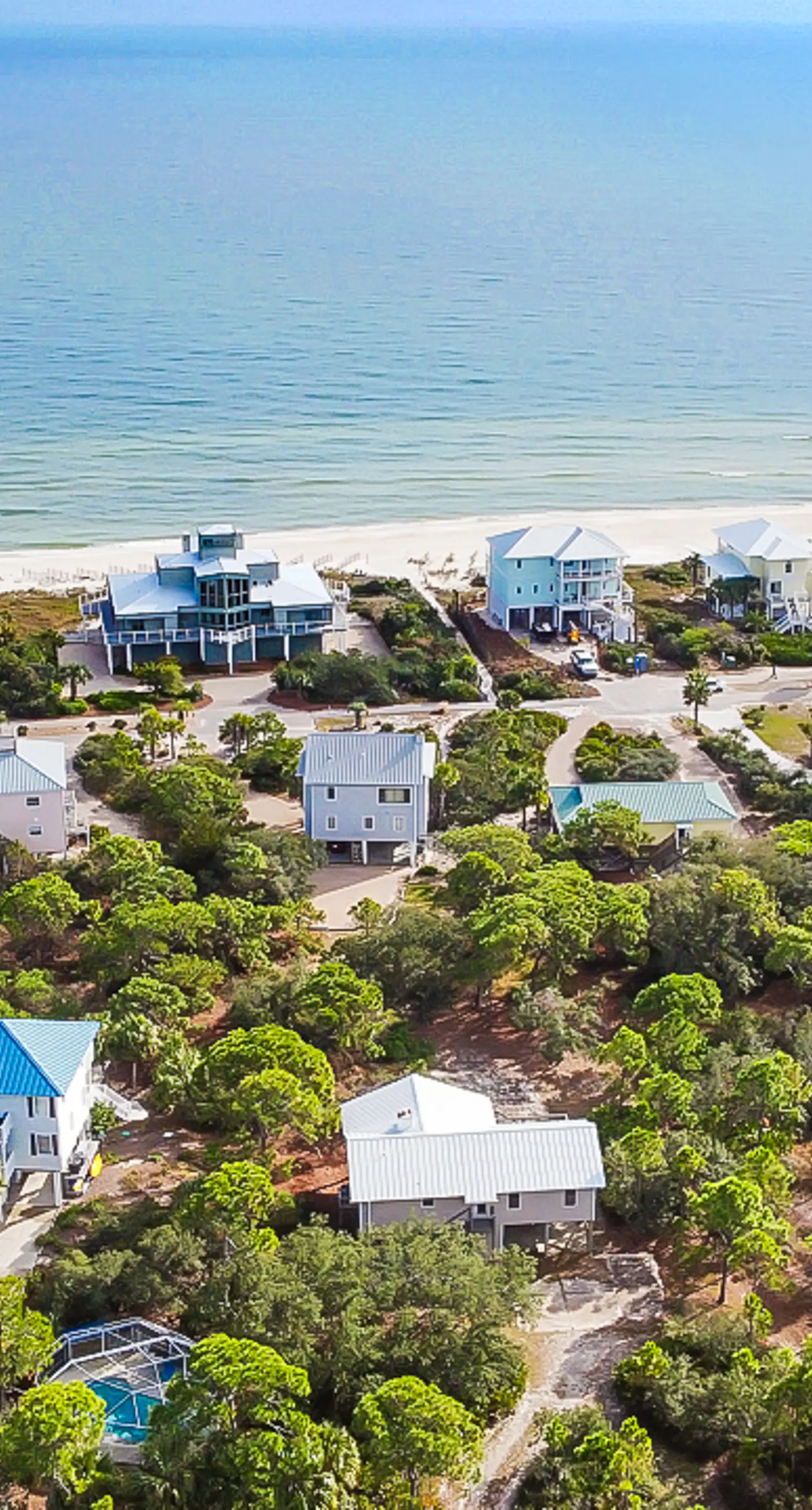 Charming cottage, walk to Gulf with shared pools, hot tub, & central AC