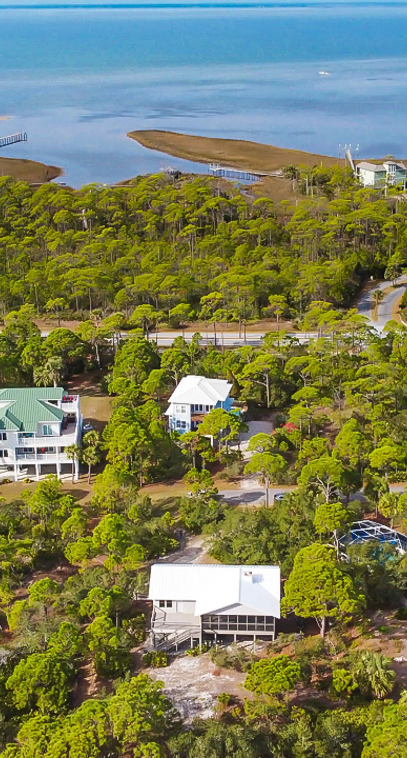 Charming cottage, walk to Gulf with shared pools, hot tub, & central AC