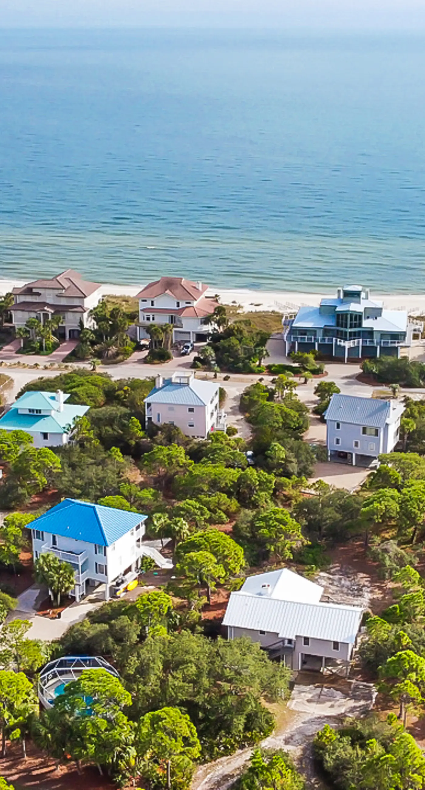 Charming cottage, walk to Gulf with shared pools, hot tub, & central AC