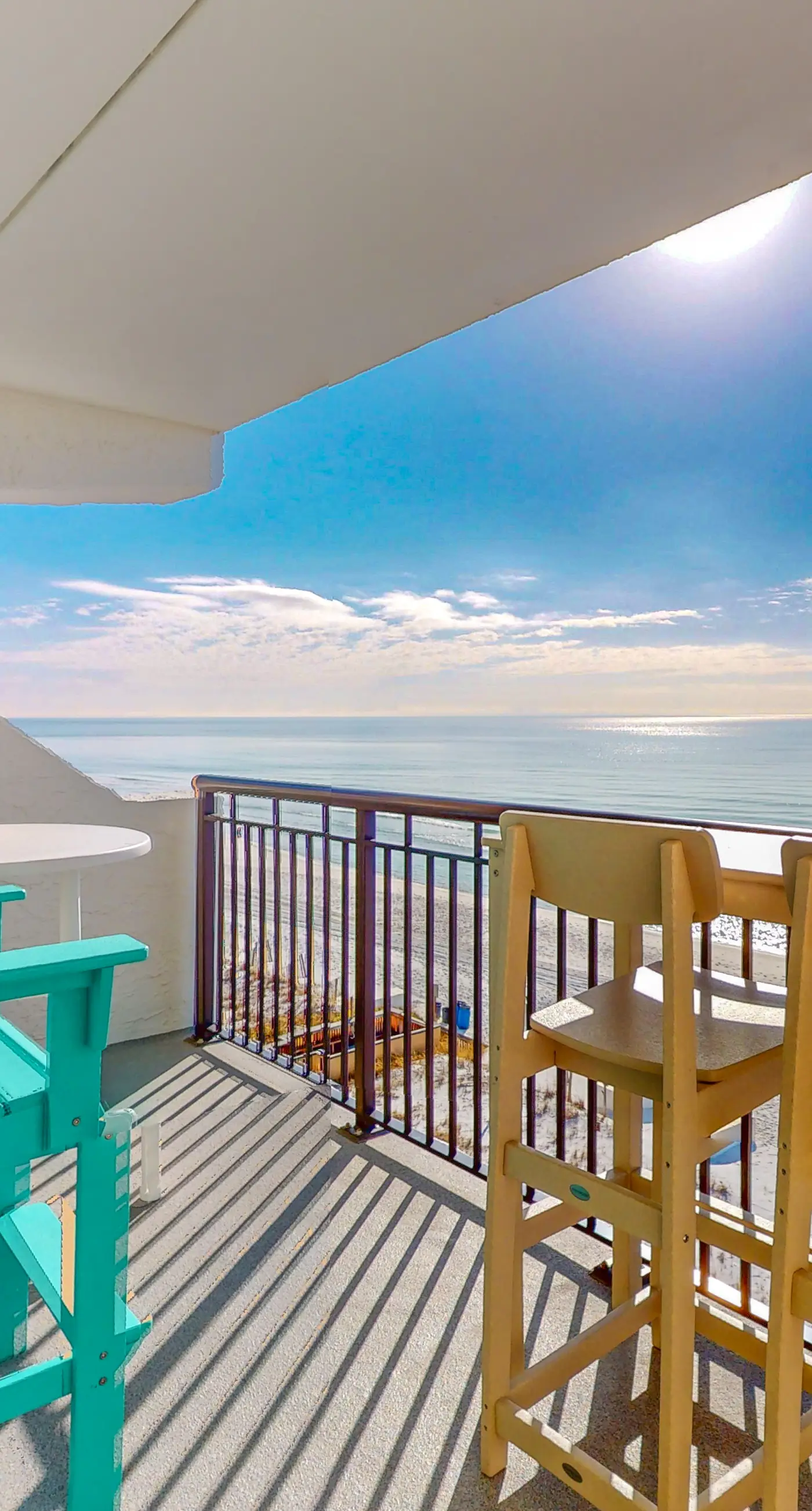 Island Echos 6M. Cozy beachfront home with shared pool, private balcony and beach access