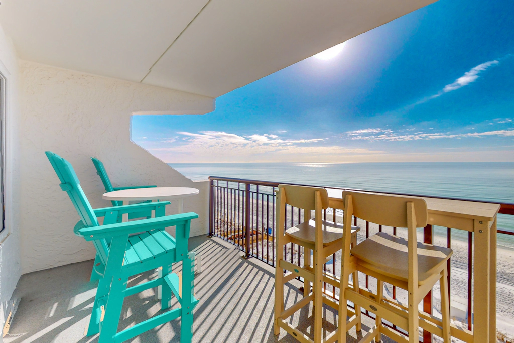 Island Echos 6M. Cozy beachfront home with shared pool, private balcony and beach access