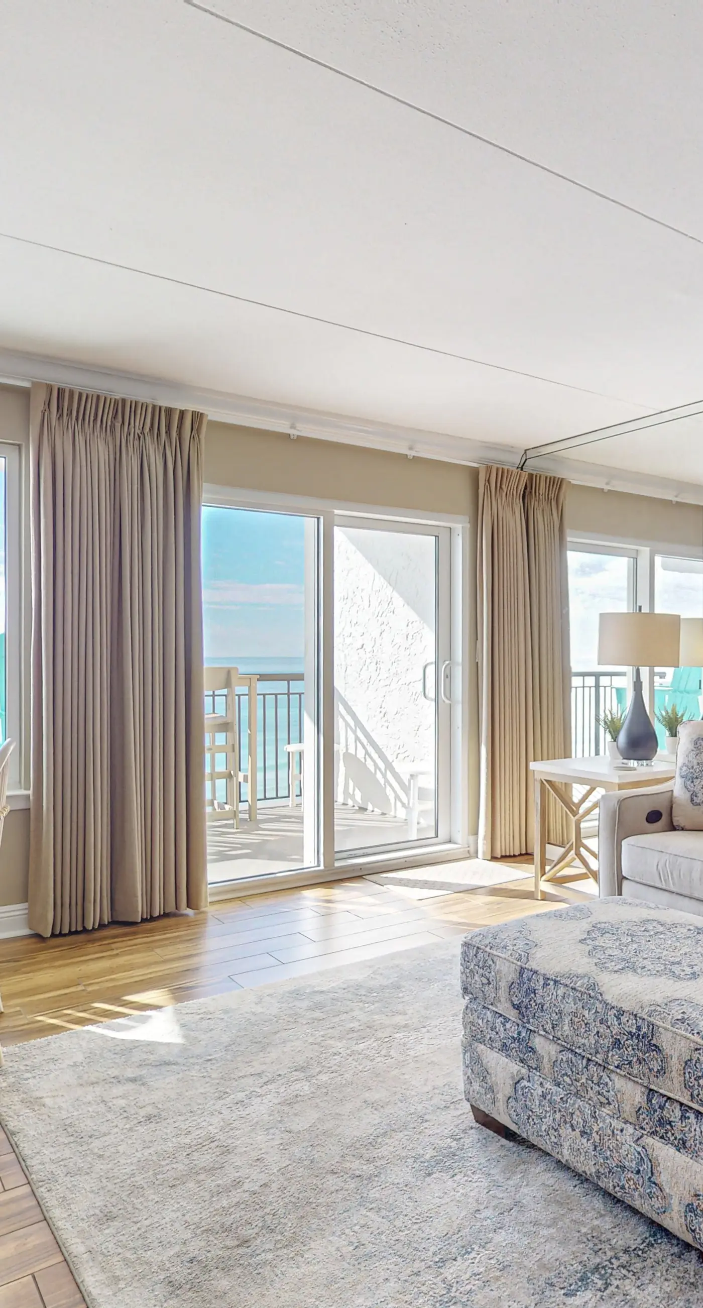 Island Echos 6M. Cozy beachfront home with shared pool, private balcony and beach access