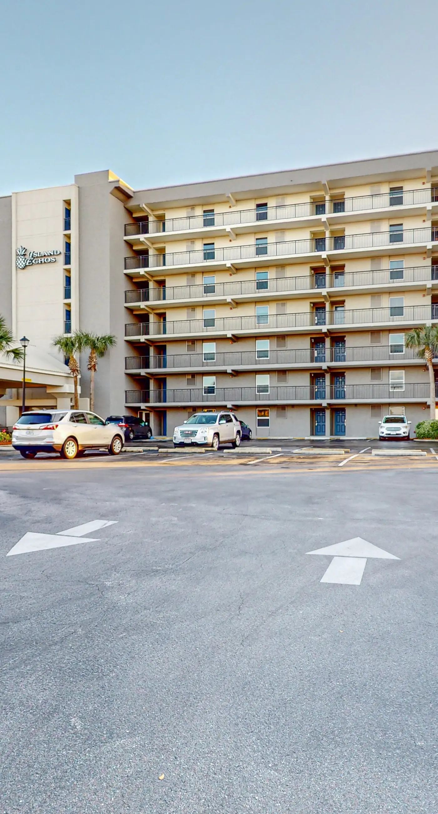 Island Echos 6M. Cozy beachfront home with shared pool, private balcony and beach access