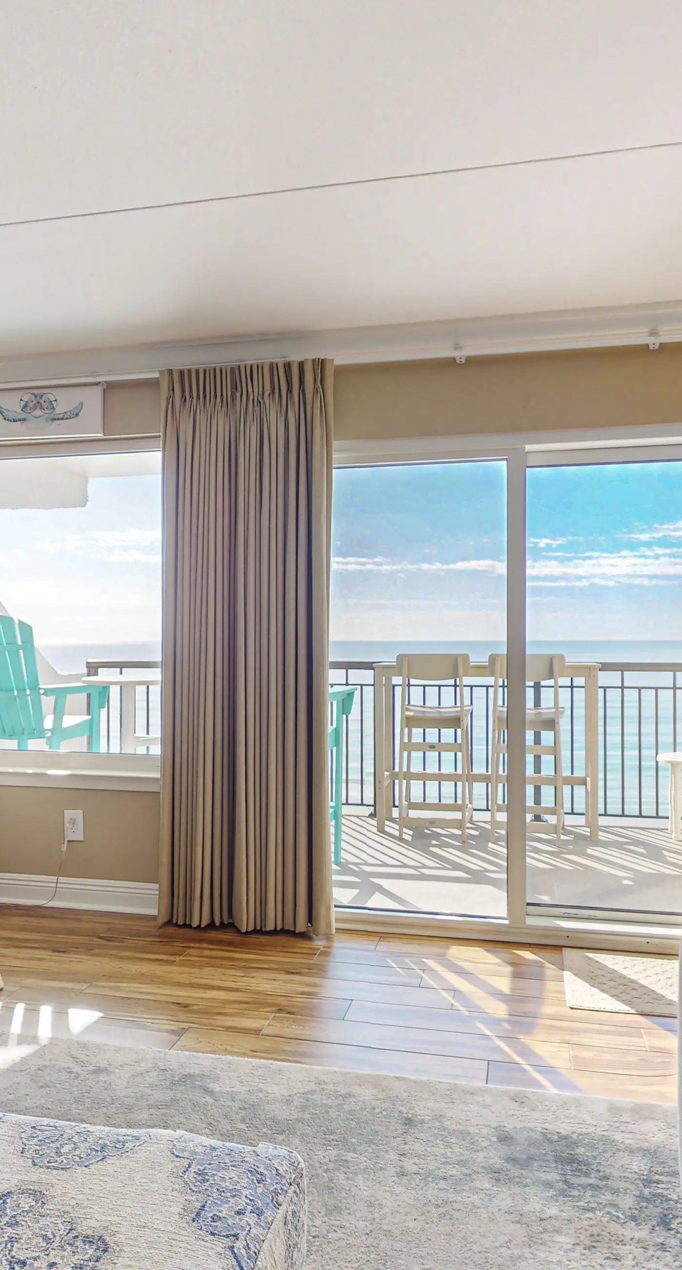 Island Echos 6M. Cozy beachfront home with shared pool, private balcony and beach access