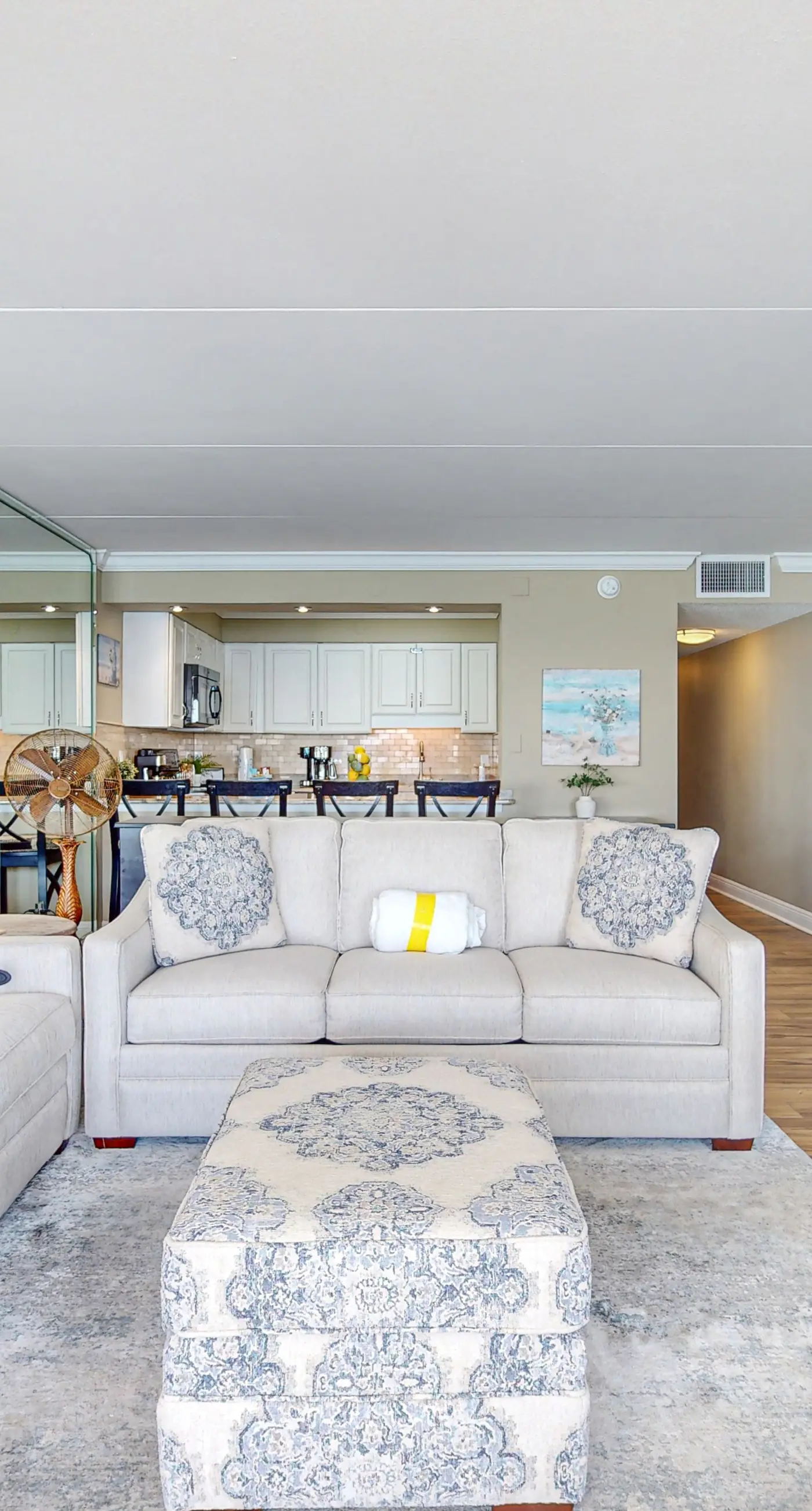 Island Echos 6M. Cozy beachfront home with shared pool, private balcony and beach access